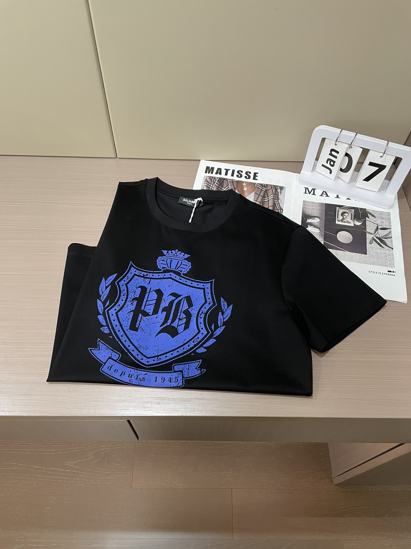 BALMAIN 2026春夏新品盾牌🛡️复古风格印花短袖T恤；定制专属面料，修身版型，胸前由盾牌🛡️英文