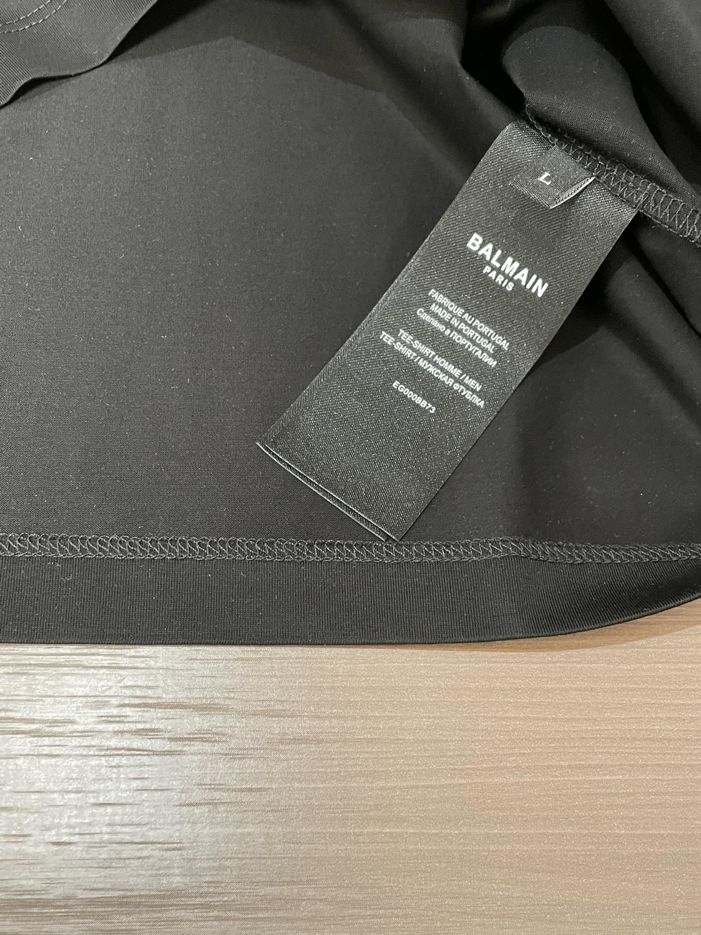 BALMAIN 2026春夏新品盾牌🛡️复古风格印花短袖T恤；定制专属面料，修身版型，胸前由盾牌🛡️英文