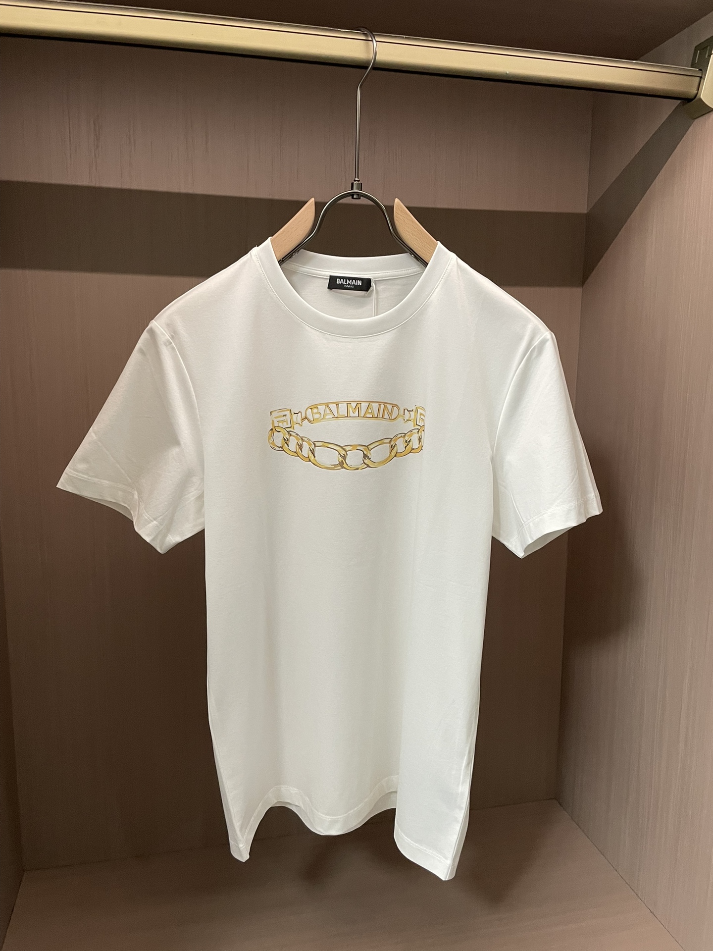 Balmain2026春夏新品金色项链印花短袖T恤；定制100支双股丝光长绒棉！从纱线到整染，并且到后期