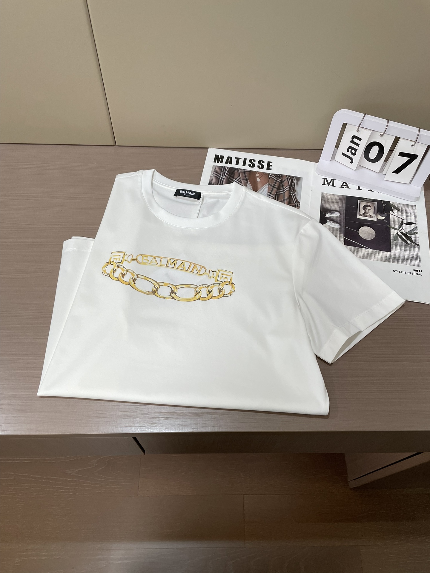 Balmain2026春夏新品金色项链印花短袖T恤；定制100支双股丝光长绒棉！从纱线到整染，并且到后期
