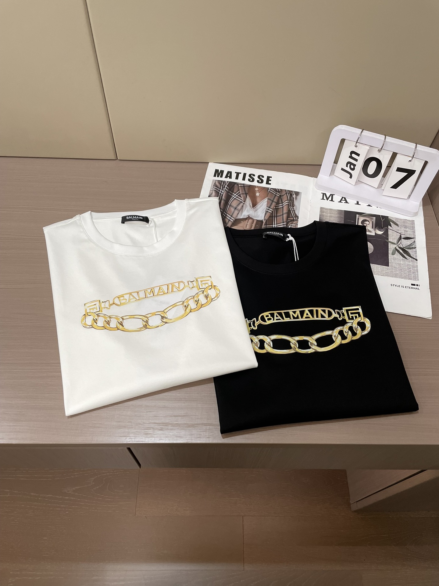 Balmain2026春夏新品金色项链印花短袖T恤；定制100支双股丝光长绒棉！从纱线到整染，并且到后期