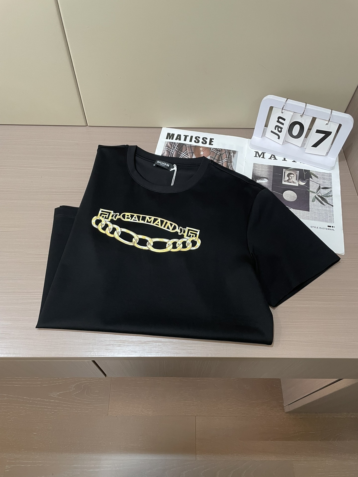 Balmain2026春夏新品金色项链印花短袖T恤；定制100支双股丝光长绒棉！从纱线到整染，并且到后期