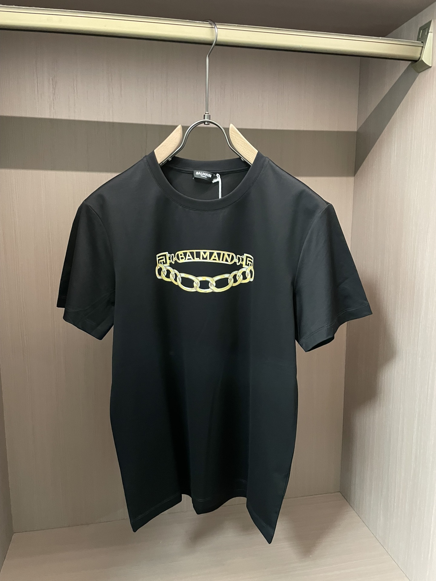 Balmain2026春夏新品金色项链印花短袖T恤；定制100支双股丝光长绒棉！从纱线到整染，并且到后期