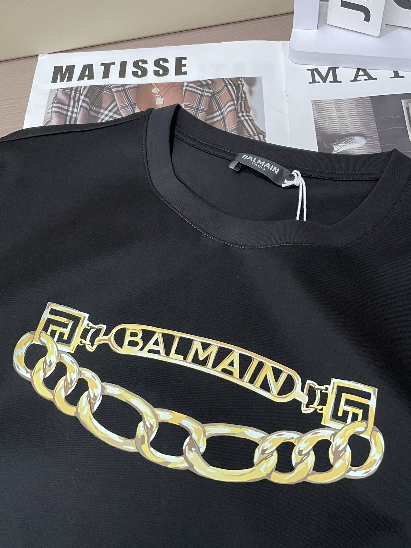 Balmain2026春夏新品金色项链印花短袖T恤；定制100支双股丝光长绒棉！从纱线到整染，并且到后期
