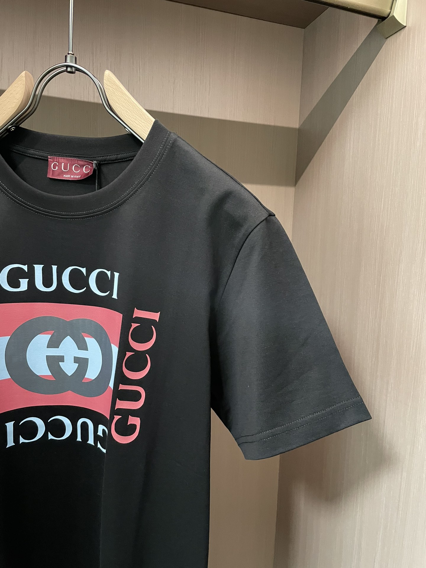 GUCCI 2026春夏新品水平镜面字母印花短袖T恤；定制柜台同步棉质面料，舒适日常服饰单品缀饰Gucc
