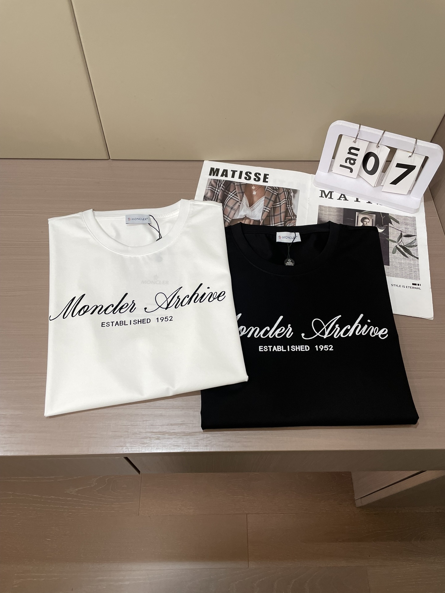 MO 2026春夏新品欧洲限定新品印花字母短袖T恤；定制100支双股丝光长绒棉面料，独有的这一份丝滑的面