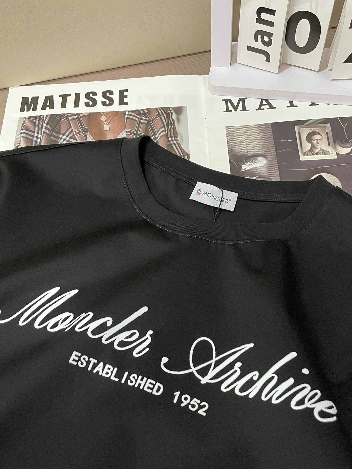 MO 2026春夏新品欧洲限定新品印花字母短袖T恤；定制100支双股丝光长绒棉面料，独有的这一份丝滑的面