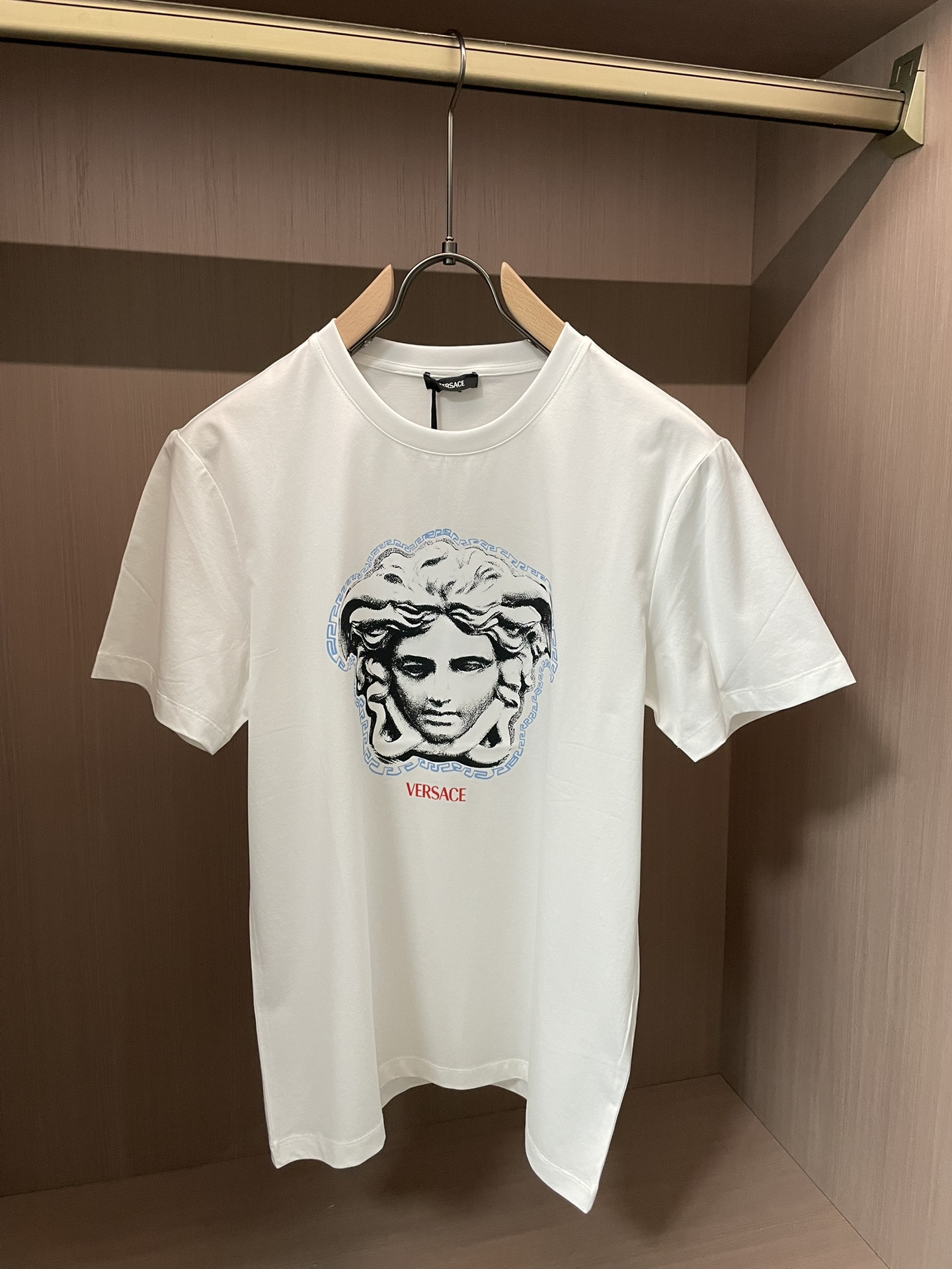 VS2026春夏新品Medusa希腊回形纹印花短袖T恤；定制100支双股丝光长绒棉面料，舒适柔软，胸前M