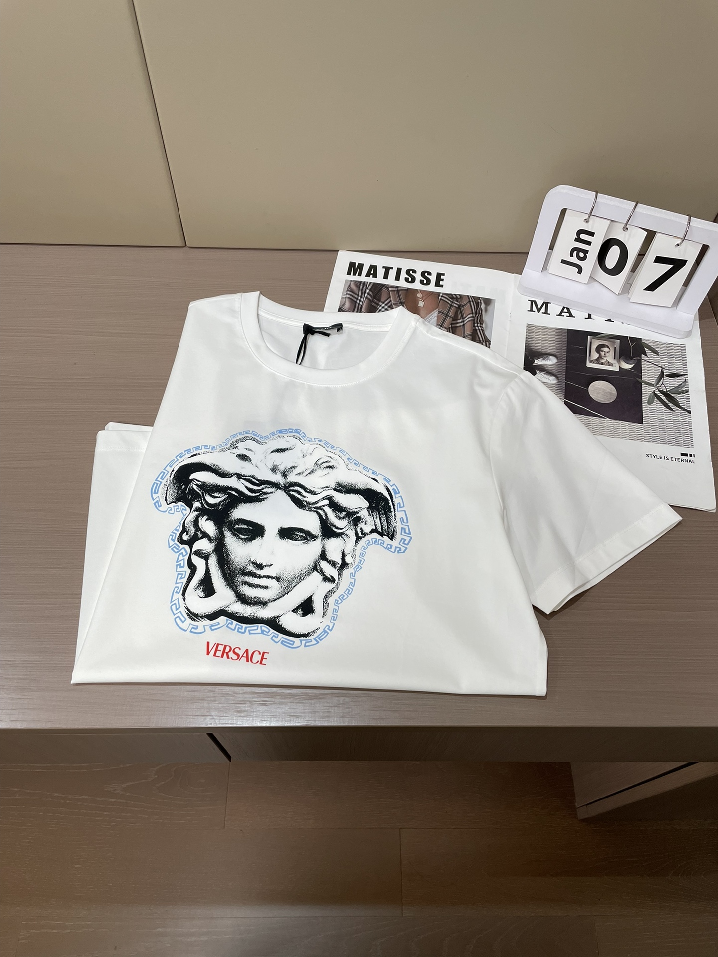 VS2026春夏新品Medusa希腊回形纹印花短袖T恤；定制100支双股丝光长绒棉面料，舒适柔软，胸前M