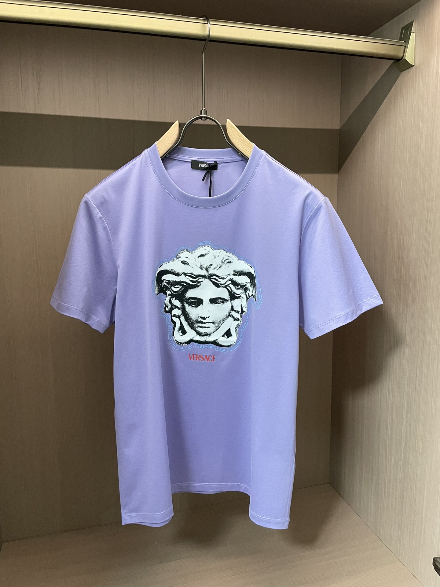 VS2026春夏新品Medusa希腊回形纹印花短袖T恤；定制100支双股丝光长绒棉面料，舒适柔软，胸前M