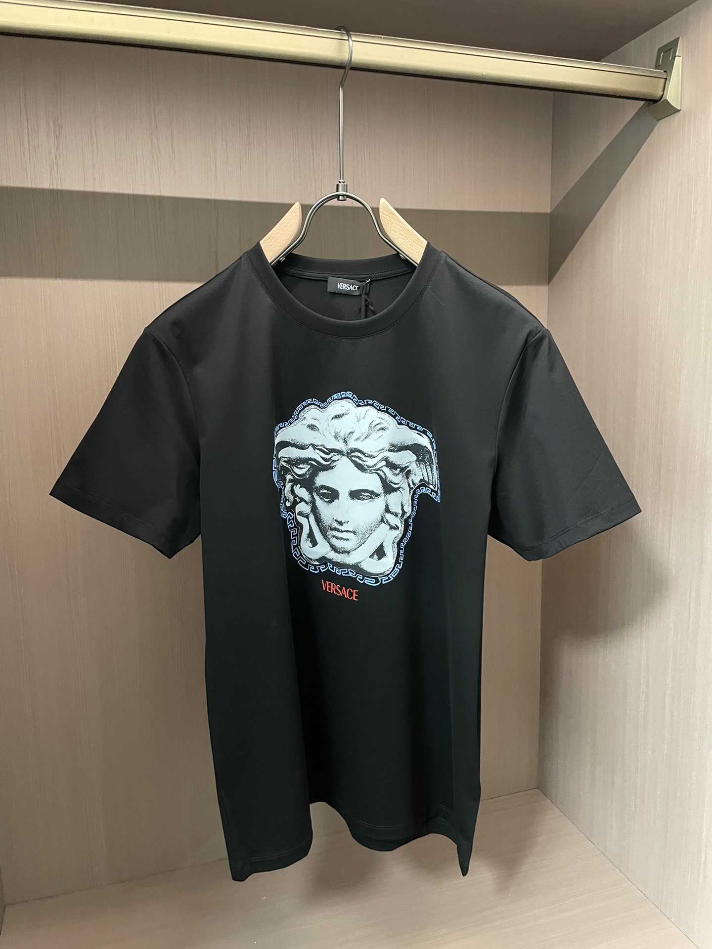VS2026春夏新品Medusa希腊回形纹印花短袖T恤；定制100支双股丝光长绒棉面料，舒适柔软，胸前M