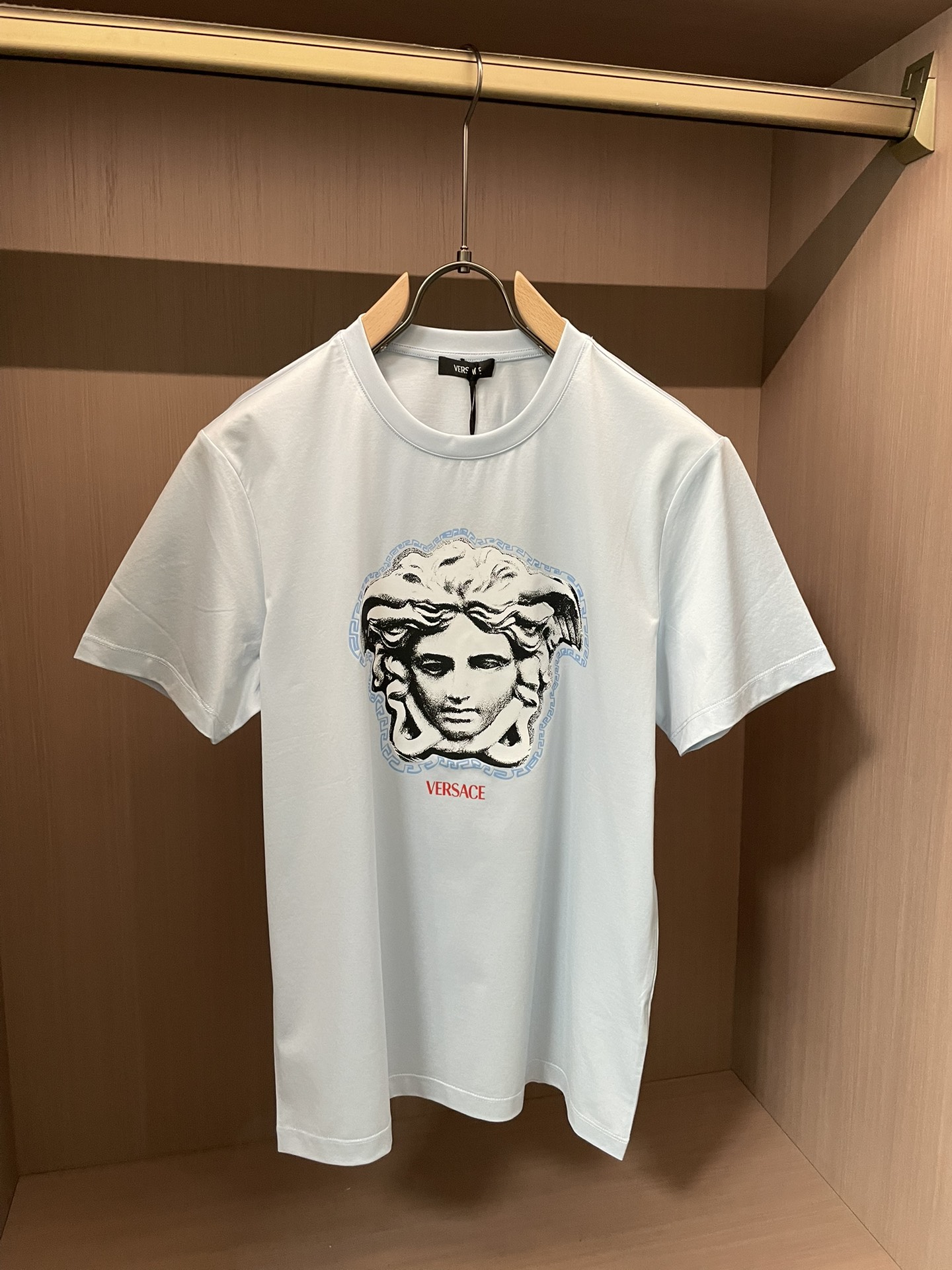 VS2026春夏新品Medusa希腊回形纹印花短袖T恤；定制100支双股丝光长绒棉面料，舒适柔软，胸前M
