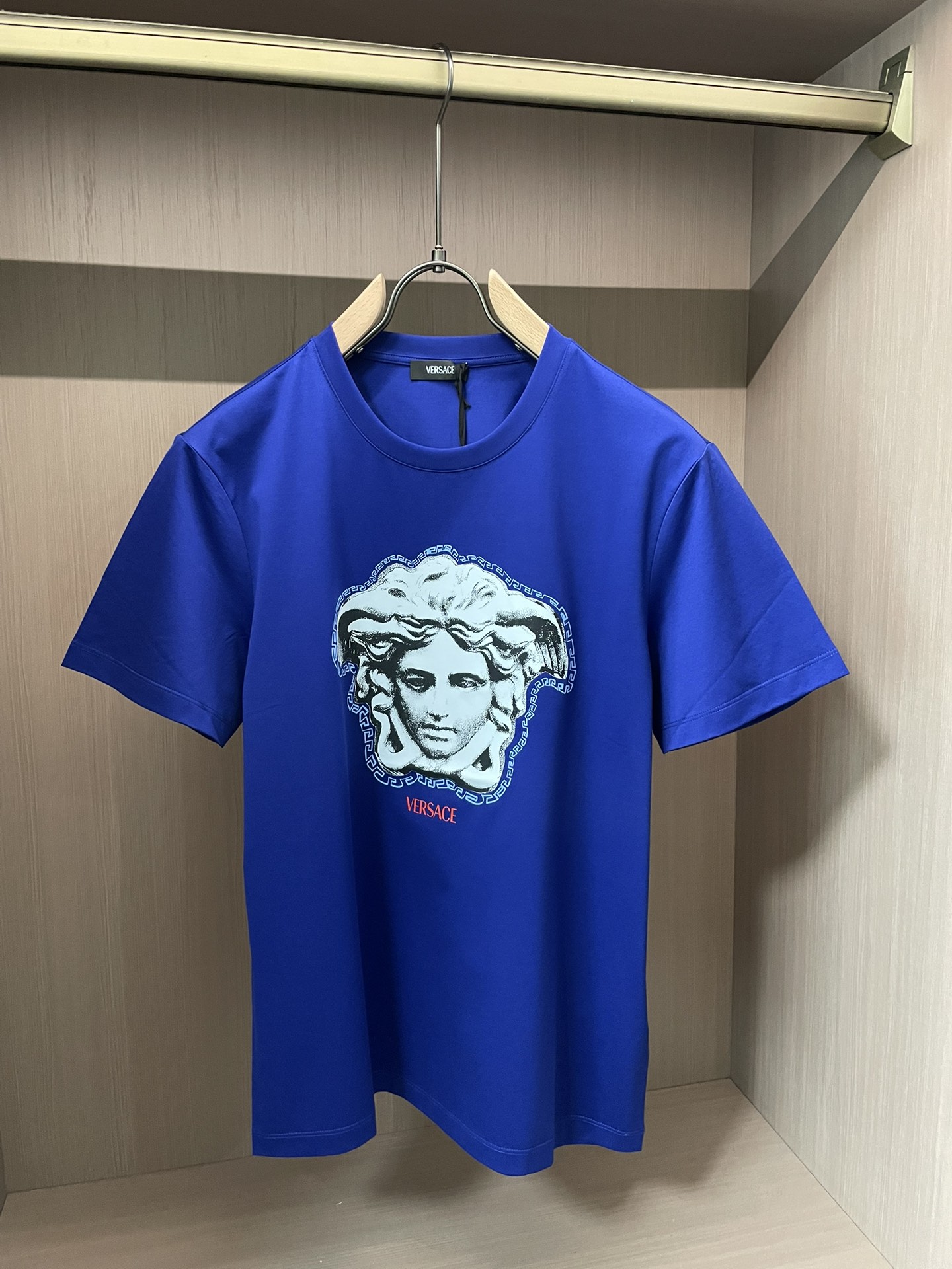 VS2026春夏新品Medusa希腊回形纹印花短袖T恤；定制100支双股丝光长绒棉面料，舒适柔软，胸前M