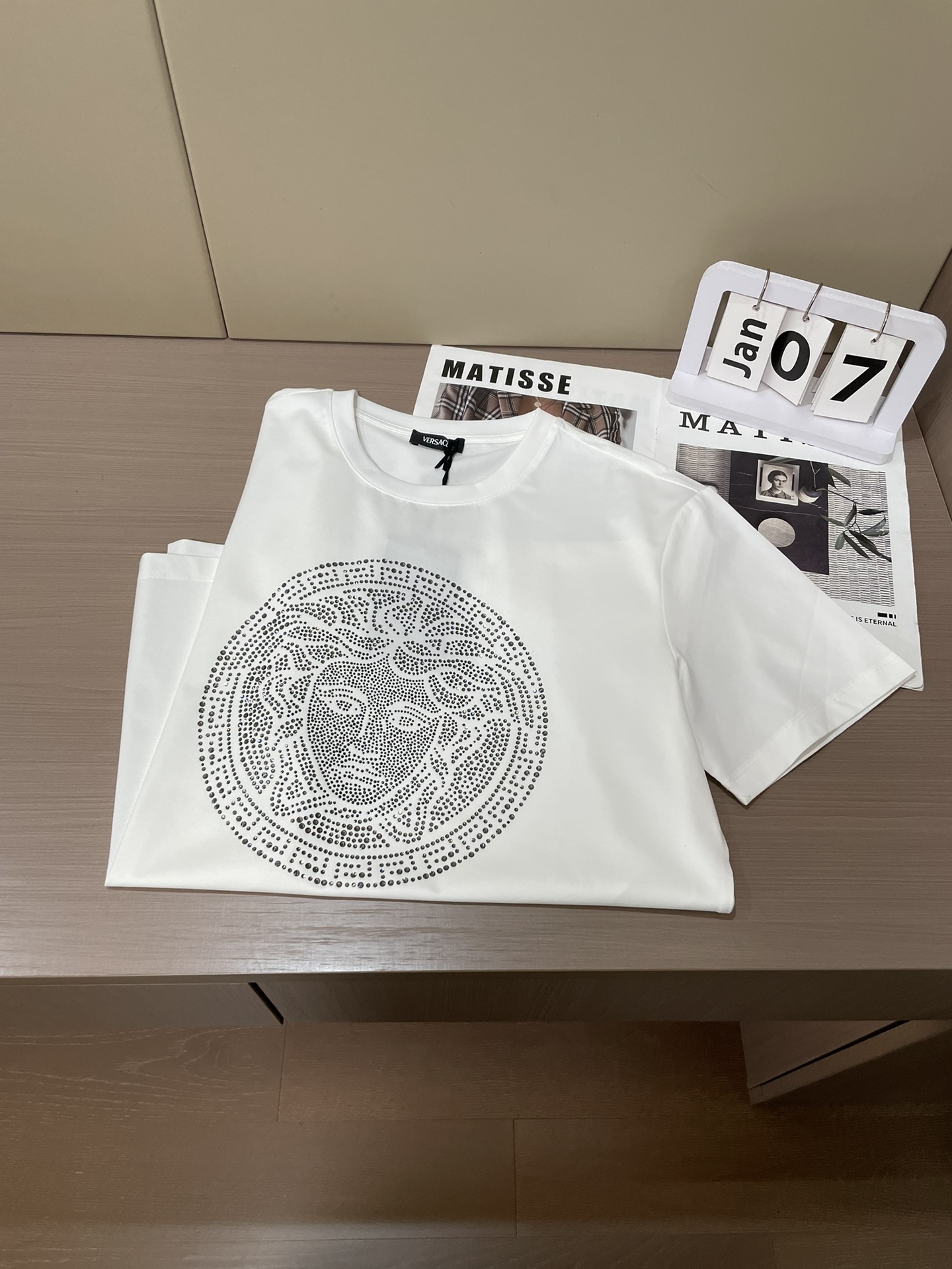 VS2026春夏新品力作施华洛世奇水晶镶嵌Medusa图案短袖T恤；定制100支双股丝光长绒棉面料，胸前