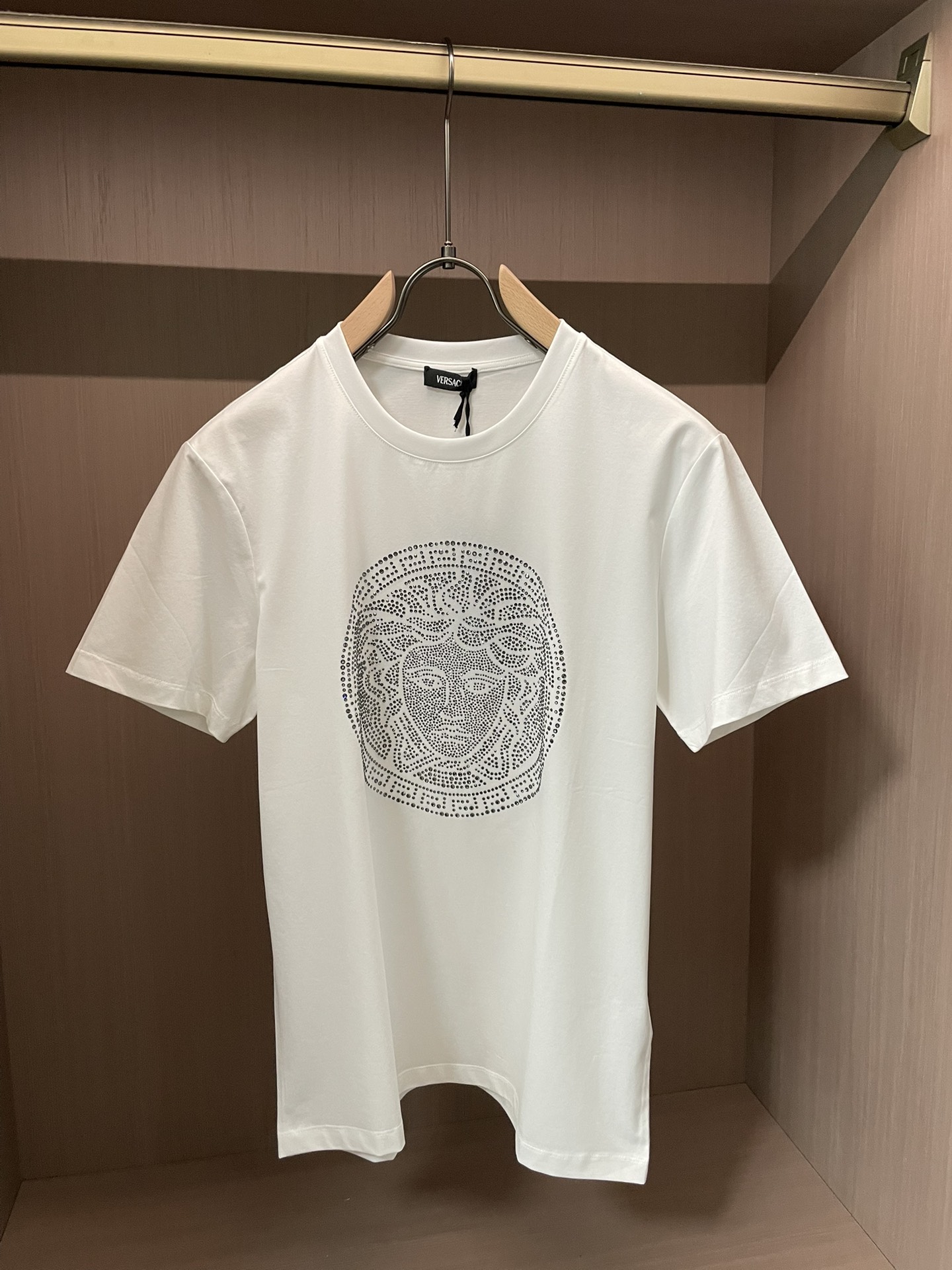 VS2026春夏新品力作施华洛世奇水晶镶嵌Medusa图案短袖T恤；定制100支双股丝光长绒棉面料，胸前