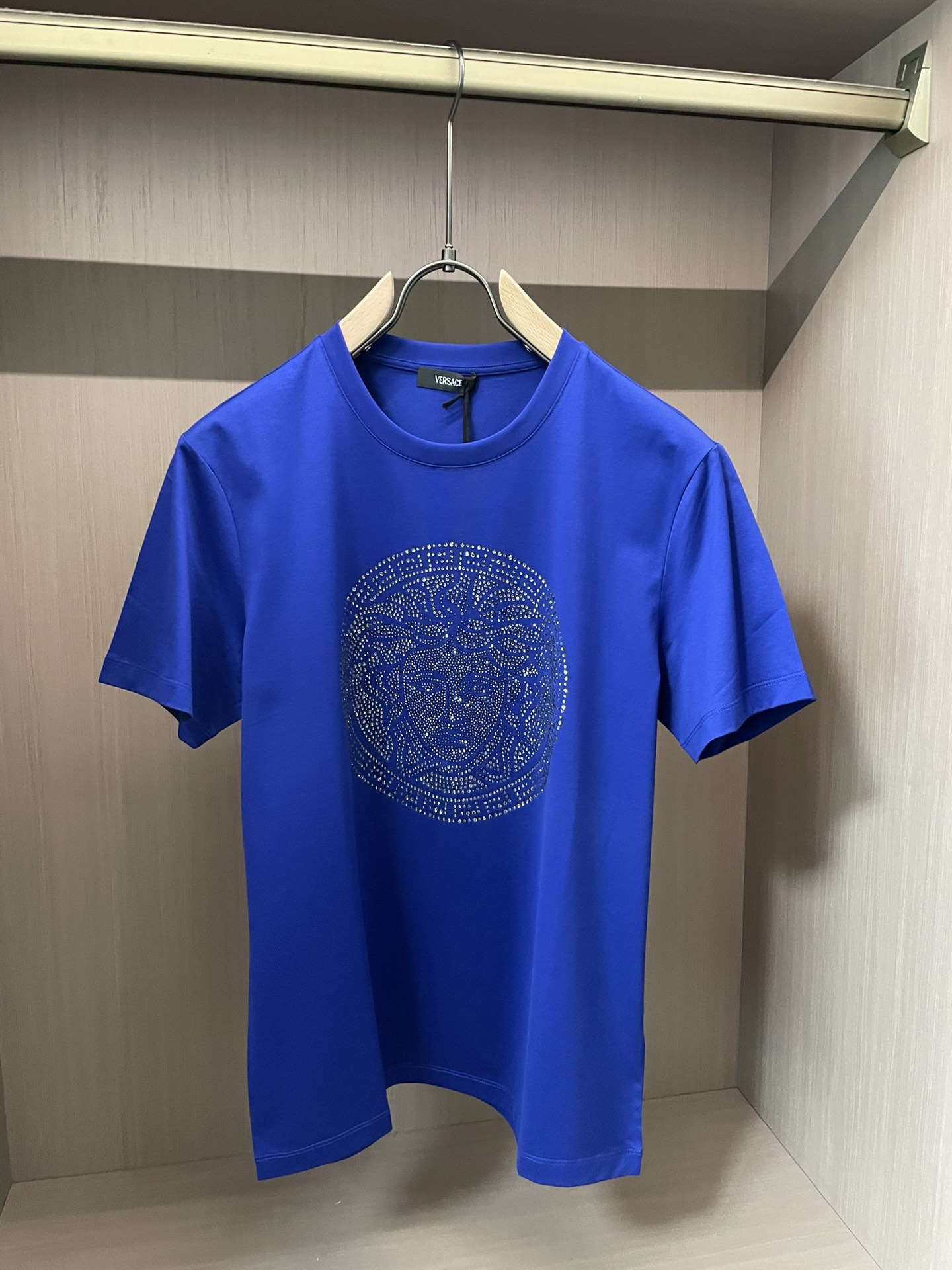 VS2026春夏新品力作施华洛世奇水晶镶嵌Medusa图案短袖T恤；定制100支双股丝光长绒棉面料，胸前