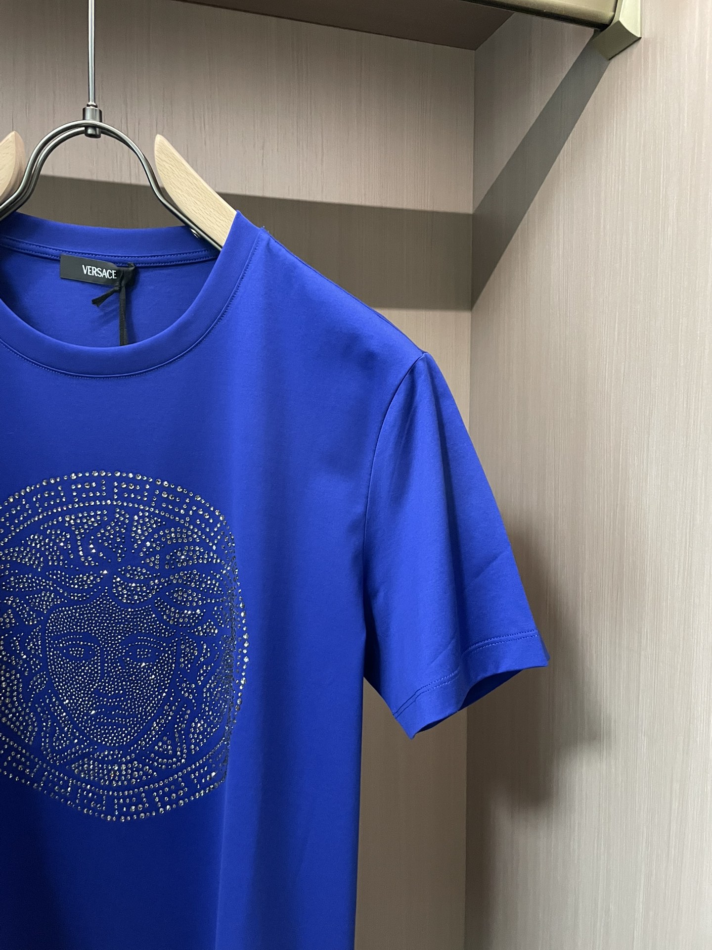 VS2026春夏新品力作施华洛世奇水晶镶嵌Medusa图案短袖T恤；定制100支双股丝光长绒棉面料，胸前