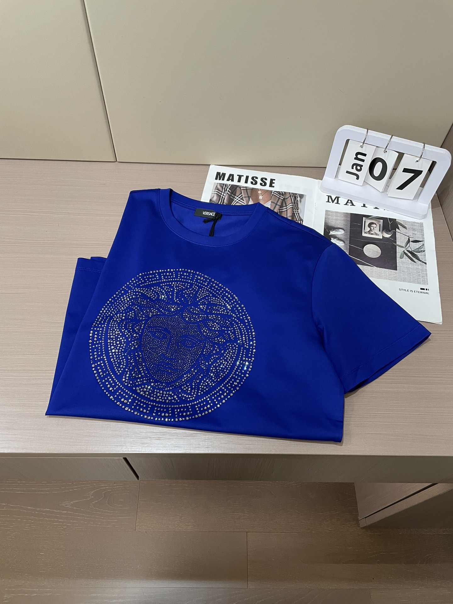 VS2026春夏新品力作施华洛世奇水晶镶嵌Medusa图案短袖T恤；定制100支双股丝光长绒棉面料，胸前