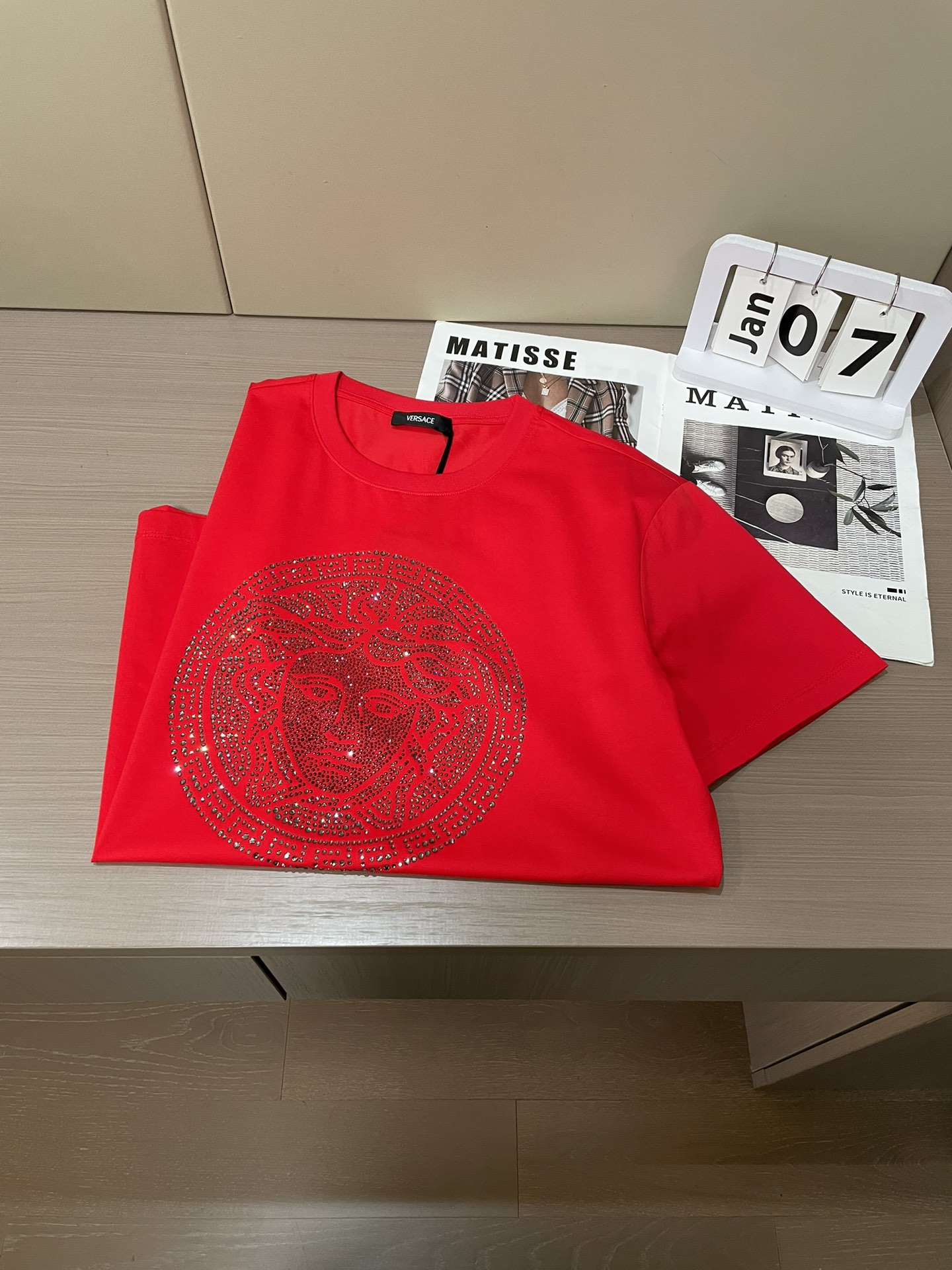 VS2026春夏新品力作施华洛世奇水晶镶嵌Medusa图案短袖T恤；定制100支双股丝光长绒棉面料，胸前