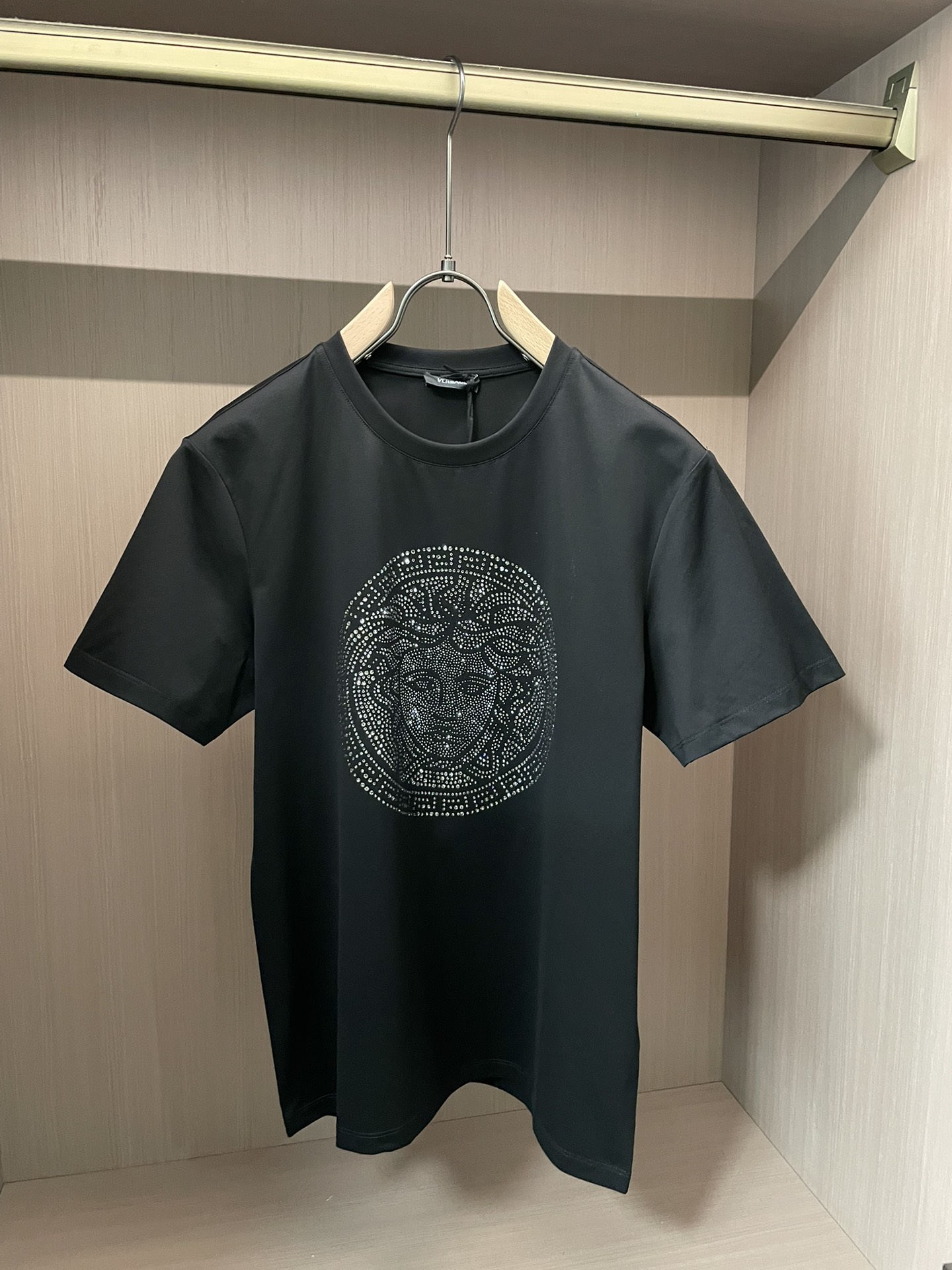 VS2026春夏新品力作施华洛世奇水晶镶嵌Medusa图案短袖T恤；定制100支双股丝光长绒棉面料，胸前