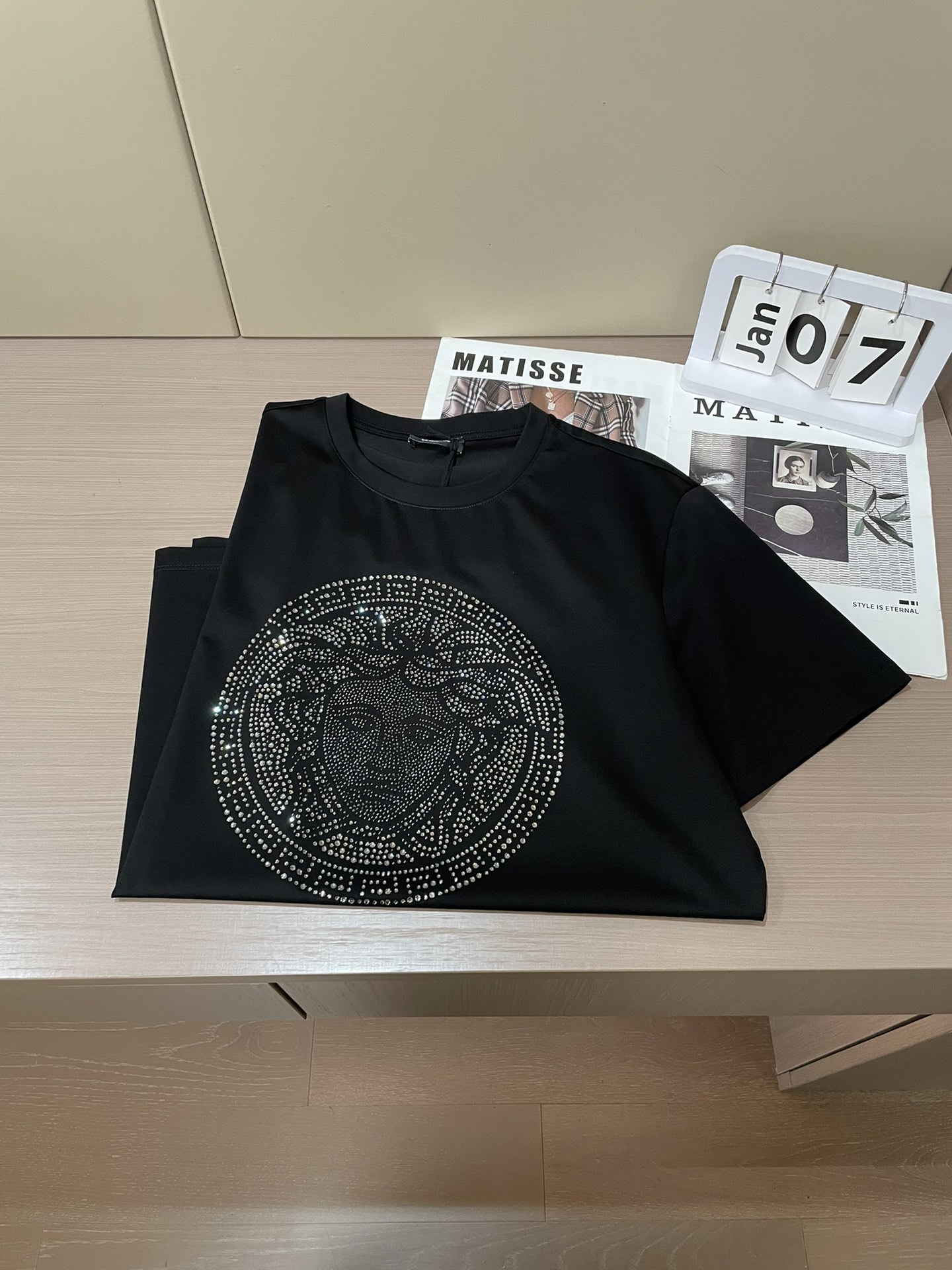 VS2026春夏新品力作施华洛世奇水晶镶嵌Medusa图案短袖T恤；定制100支双股丝光长绒棉面料，胸前