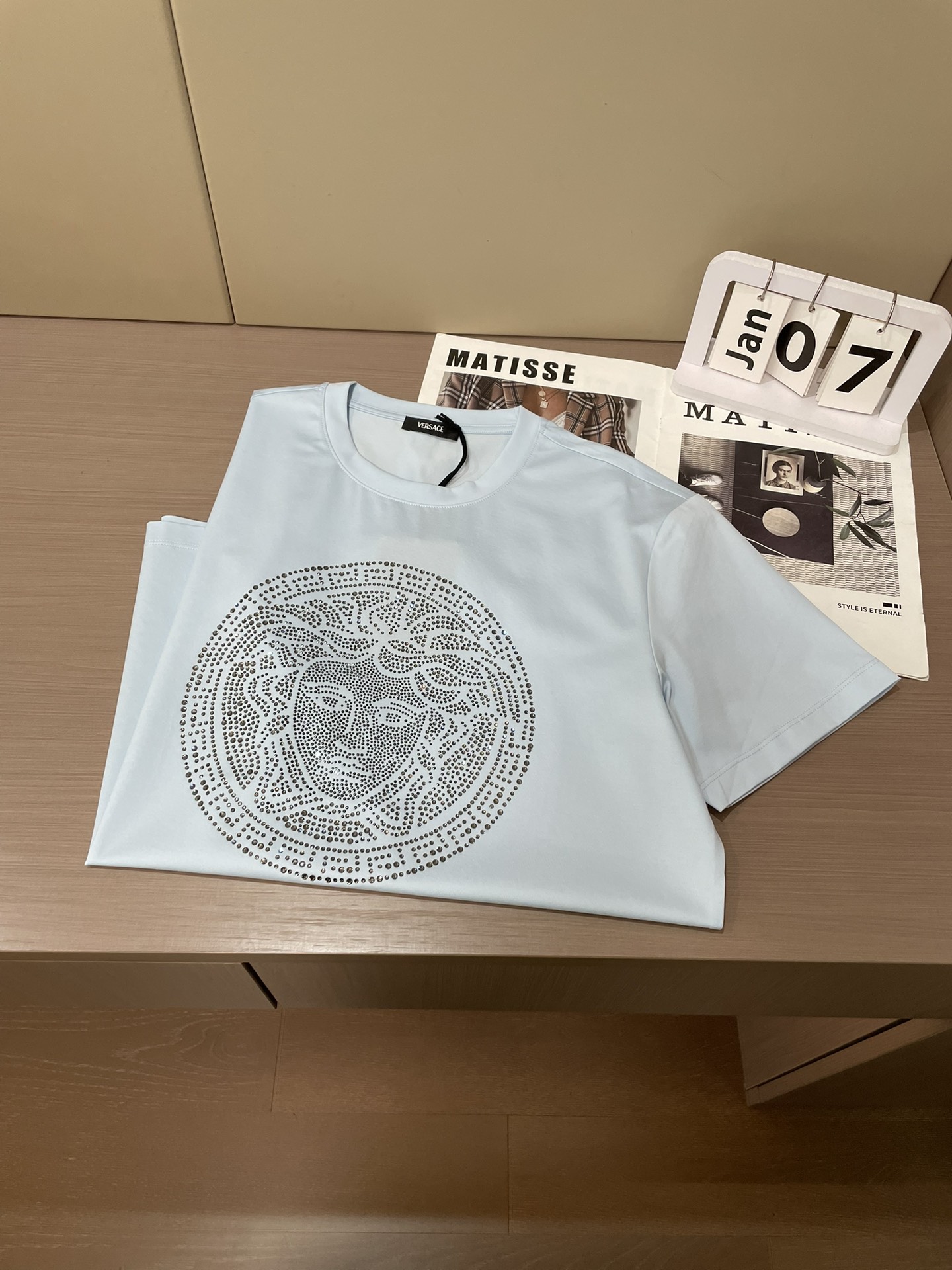 VS2026春夏新品力作施华洛世奇水晶镶嵌Medusa图案短袖T恤；定制100支双股丝光长绒棉面料，胸前