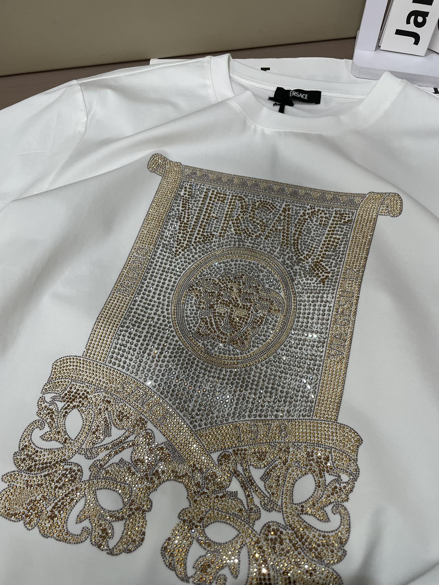 VS2026春夏新品施华洛世奇水晶镶嵌卷轴Medusa 短袖T恤；定制100支双股丝光长绒棉面料，超级舒