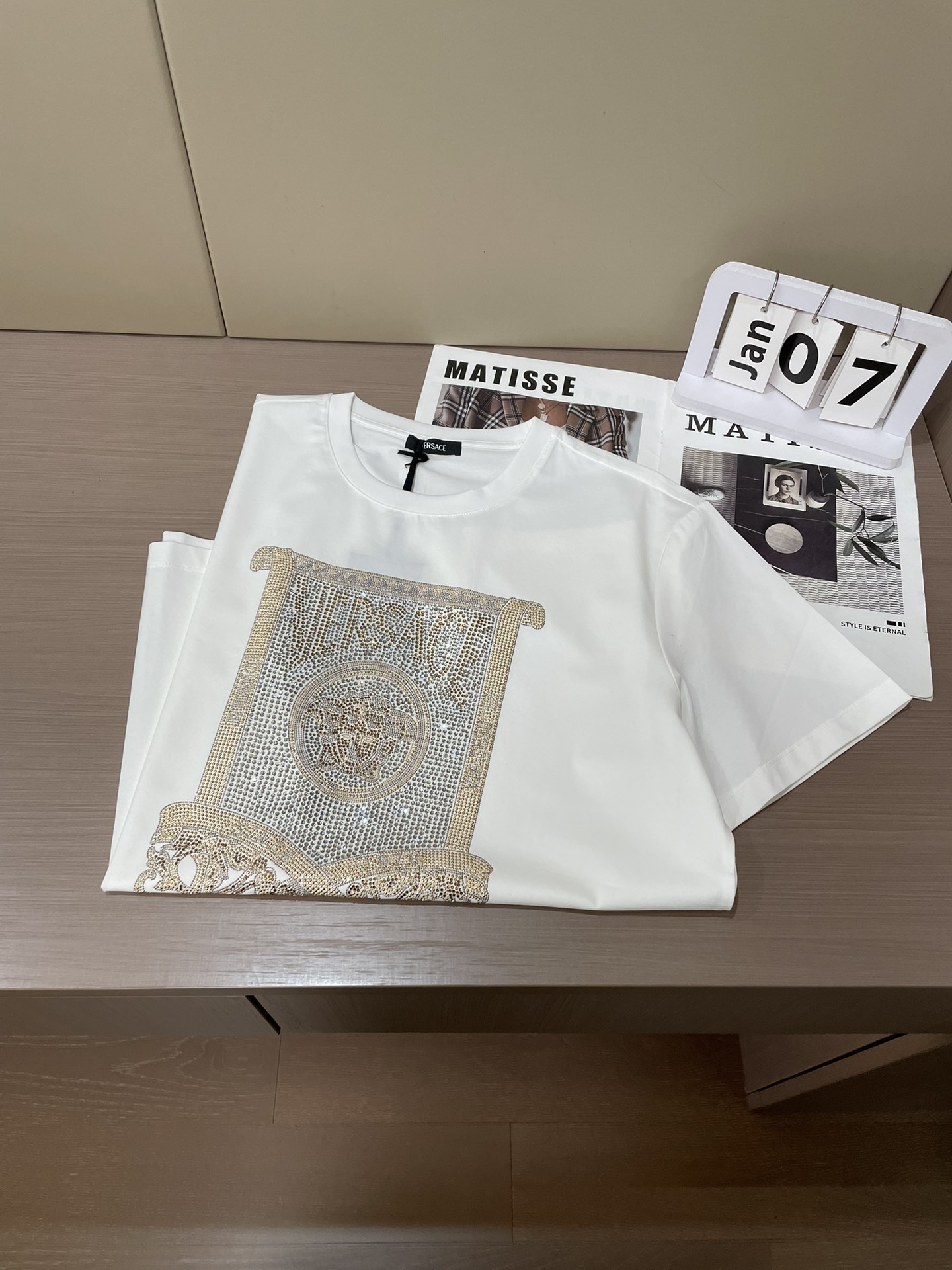 VS2026春夏新品施华洛世奇水晶镶嵌卷轴Medusa 短袖T恤；定制100支双股丝光长绒棉面料，超级舒