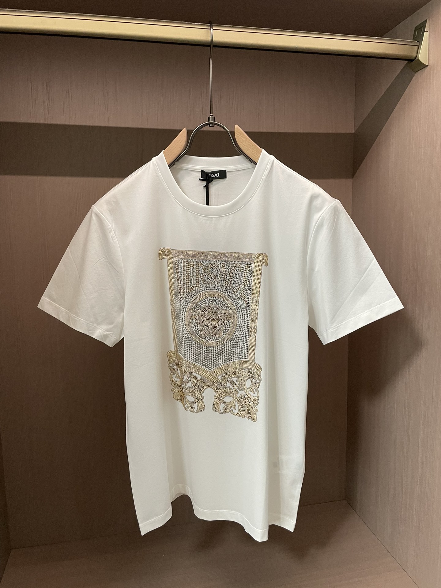 VS2026春夏新品施华洛世奇水晶镶嵌卷轴Medusa 短袖T恤；定制100支双股丝光长绒棉面料，超级舒