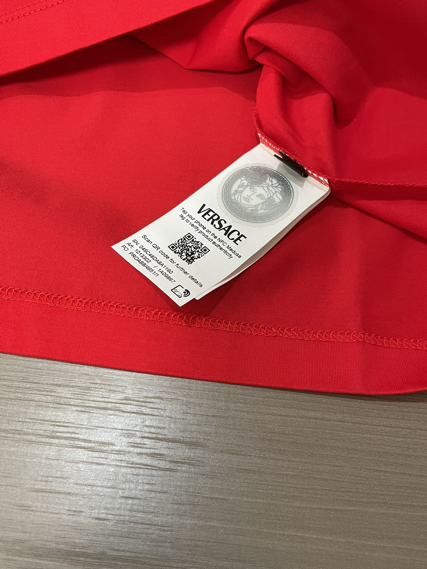 VS2026春夏新品施华洛世奇水晶镶嵌卷轴Medusa 短袖T恤；定制100支双股丝光长绒棉面料，超级舒