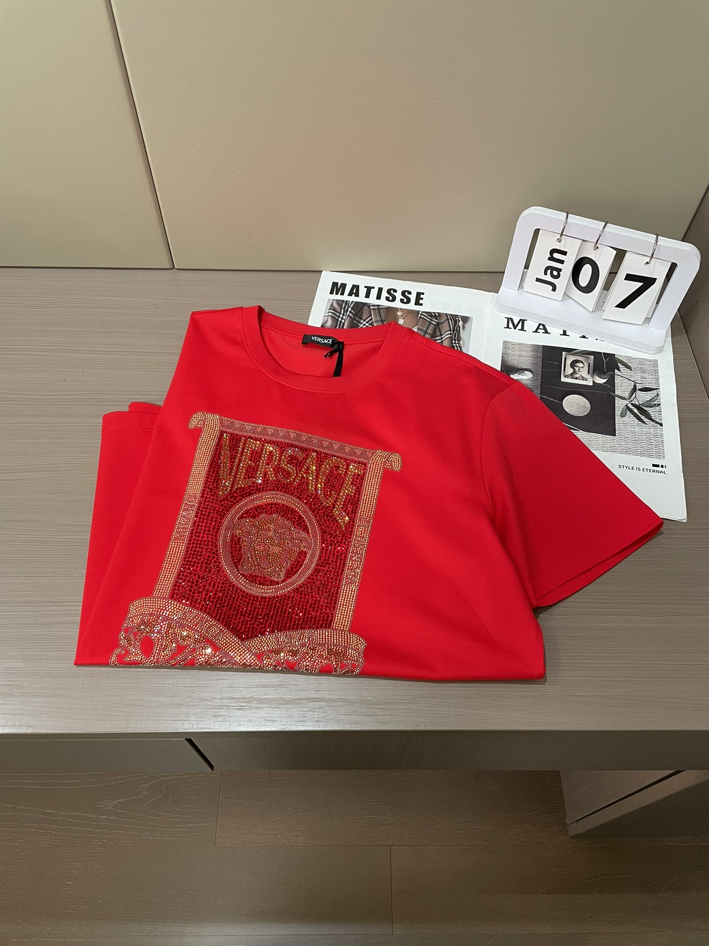 VS2026春夏新品施华洛世奇水晶镶嵌卷轴Medusa 短袖T恤；定制100支双股丝光长绒棉面料，超级舒