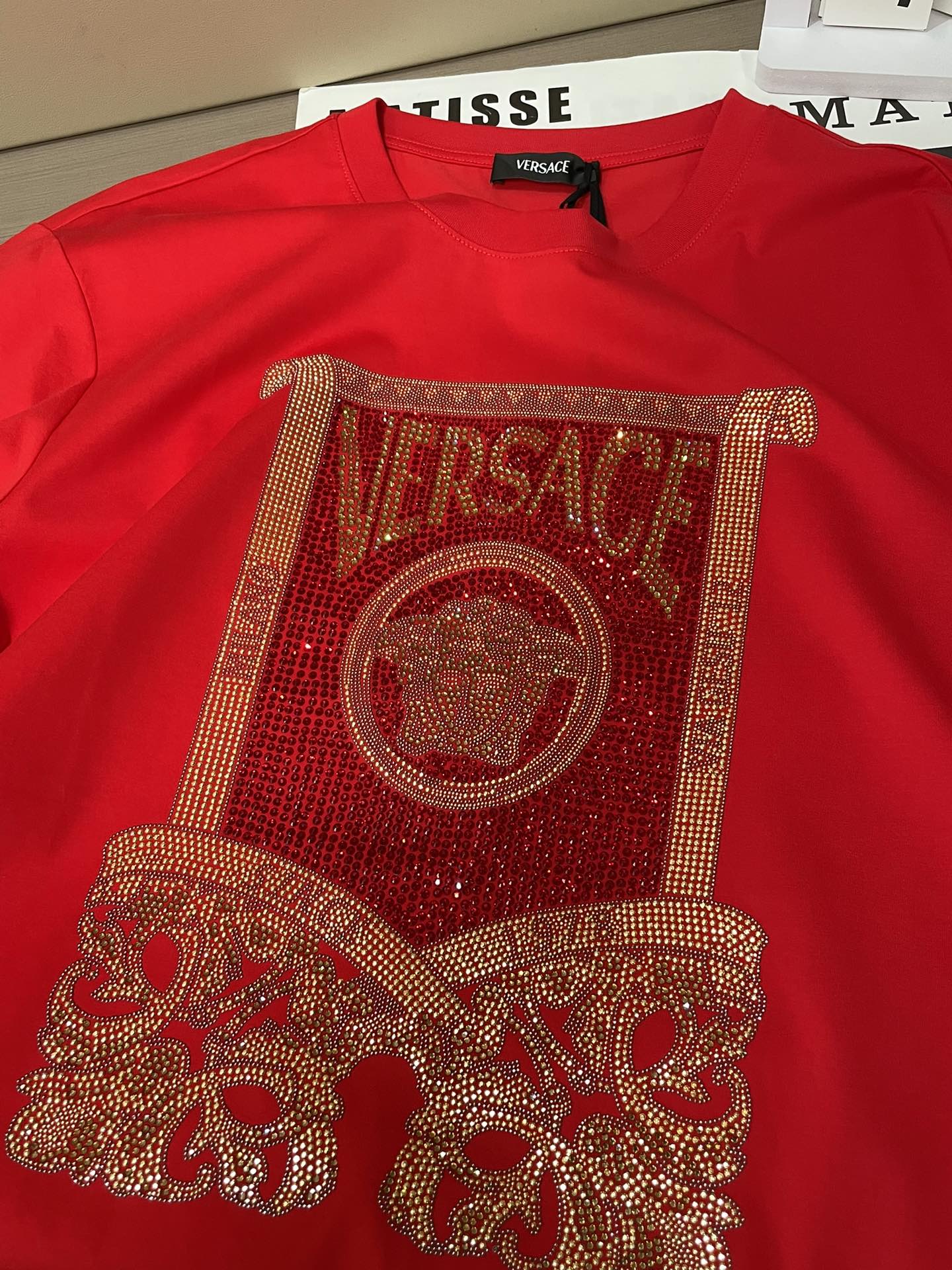 VS2026春夏新品施华洛世奇水晶镶嵌卷轴Medusa 短袖T恤；定制100支双股丝光长绒棉面料，超级舒