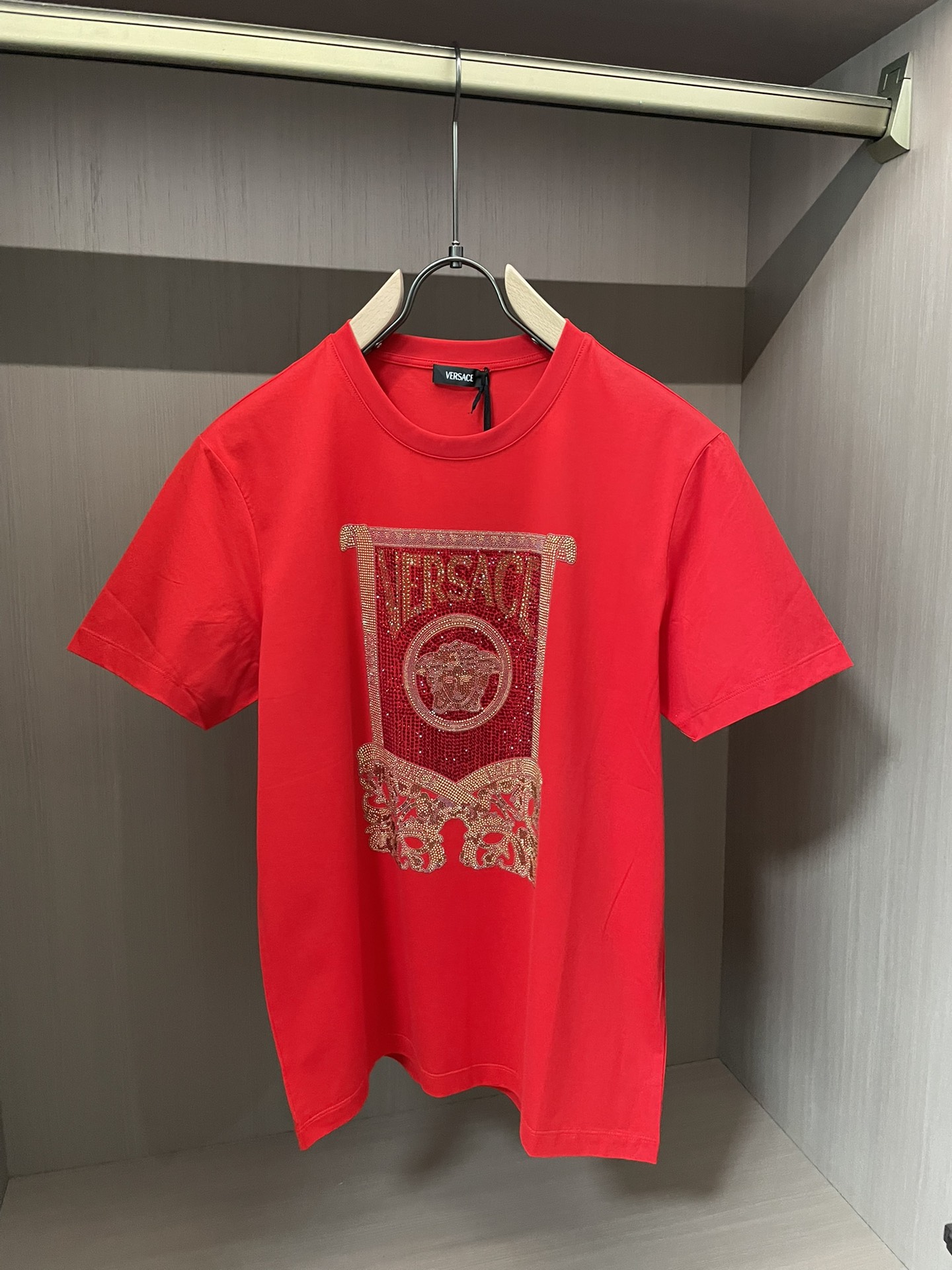 VS2026春夏新品施华洛世奇水晶镶嵌卷轴Medusa 短袖T恤；定制100支双股丝光长绒棉面料，超级舒