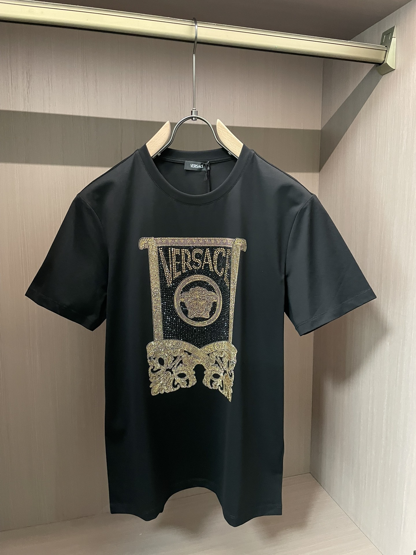 VS2026春夏新品施华洛世奇水晶镶嵌卷轴Medusa 短袖T恤；定制100支双股丝光长绒棉面料，超级舒
