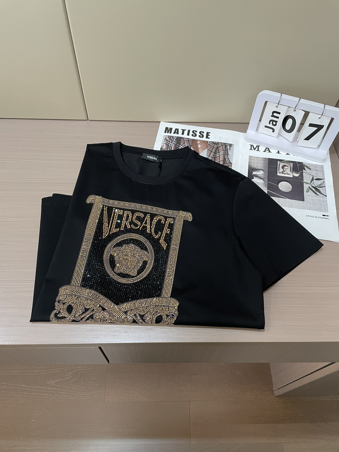 VS2026春夏新品施华洛世奇水晶镶嵌卷轴Medusa 短袖T恤；定制100支双股丝光长绒棉面料，超级舒