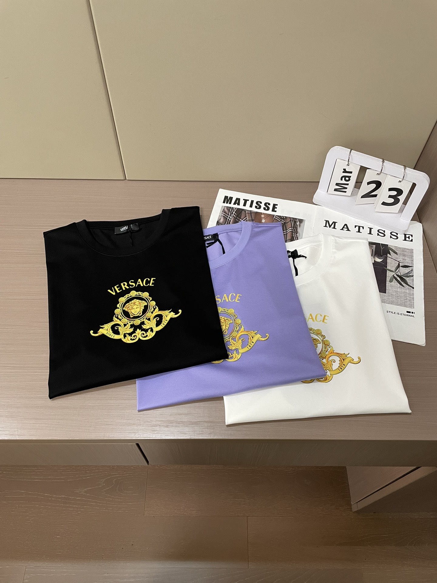 Versace 2026春夏新品Hall of Heroes Crest印花短袖T恤；此款修身版型短袖T