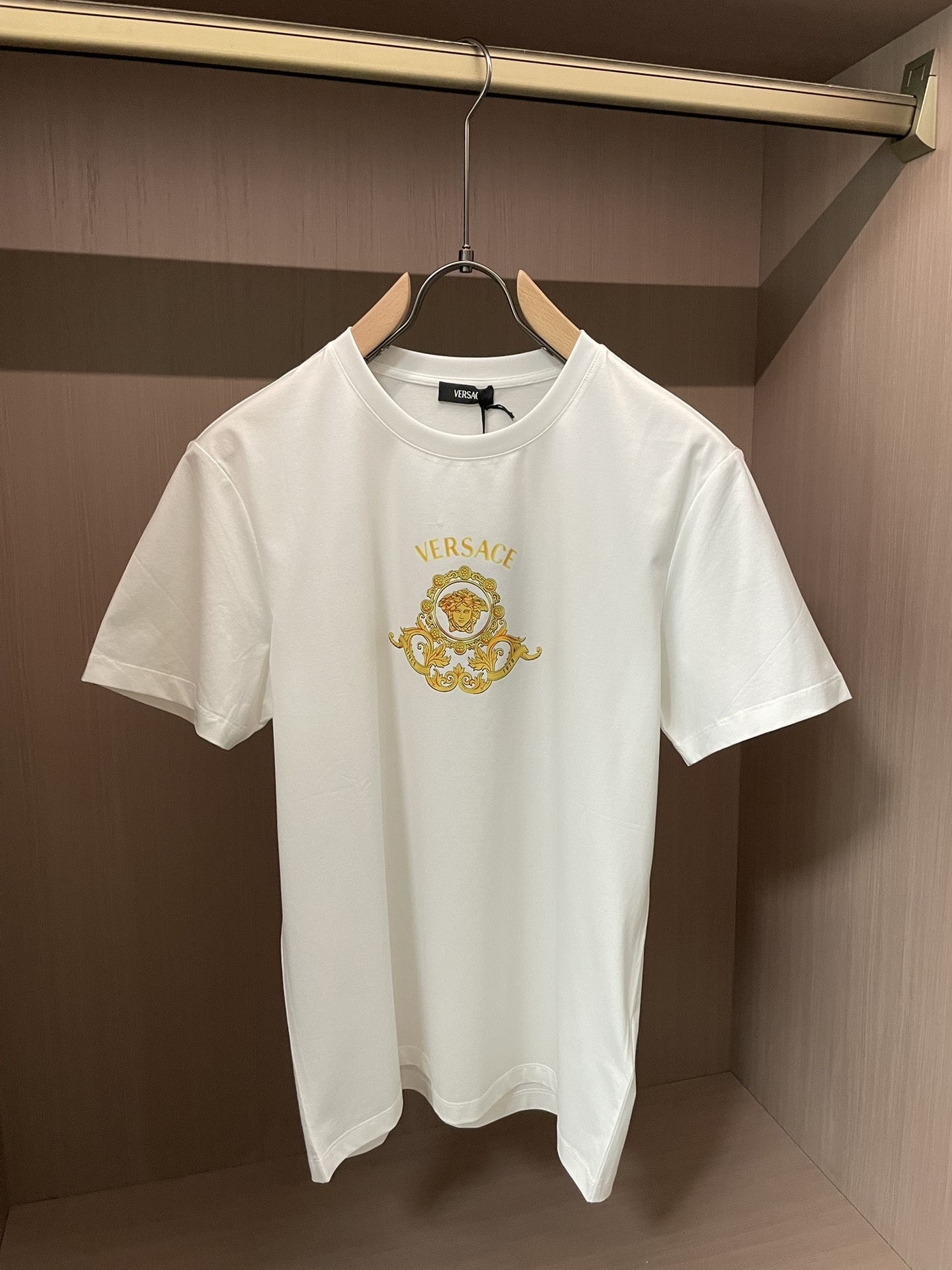 Versace 2026春夏新品Hall of Heroes Crest印花短袖T恤；此款修身版型短袖T