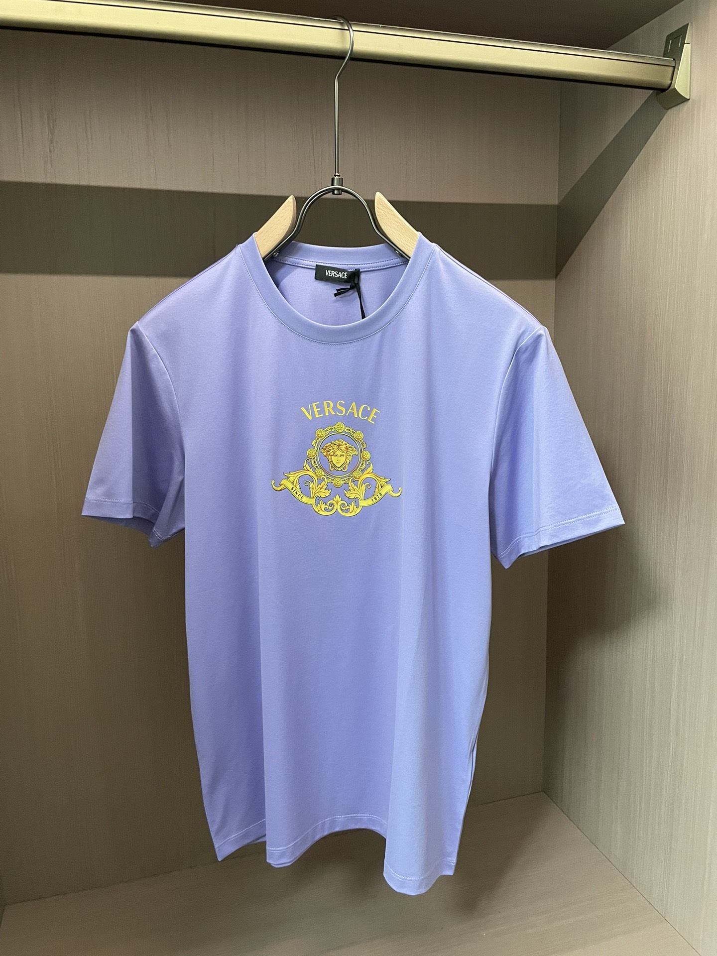 Versace 2026春夏新品Hall of Heroes Crest印花短袖T恤；此款修身版型短袖T