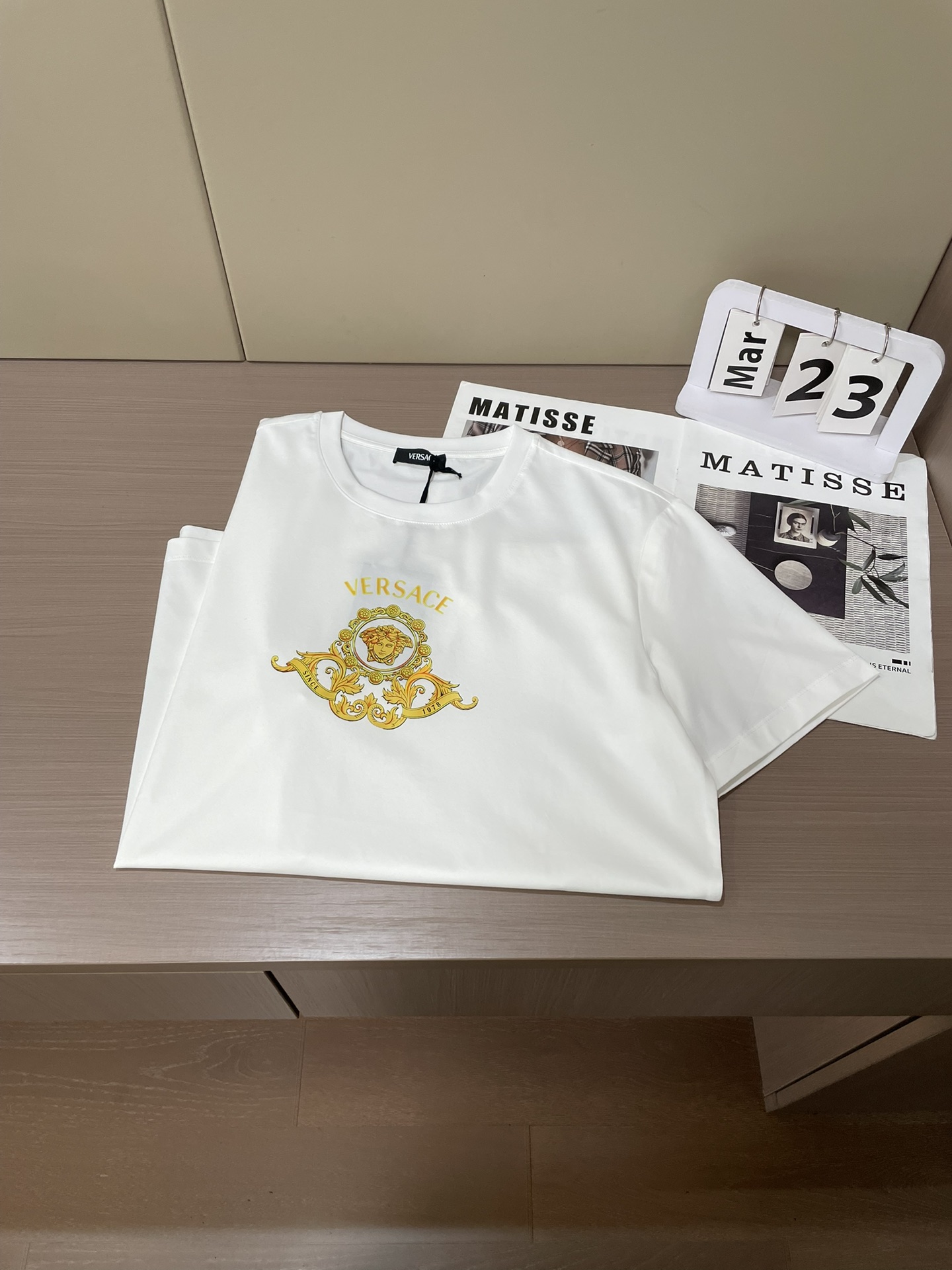 Versace 2026春夏新品Hall of Heroes Crest印花短袖T恤；此款修身版型短袖T