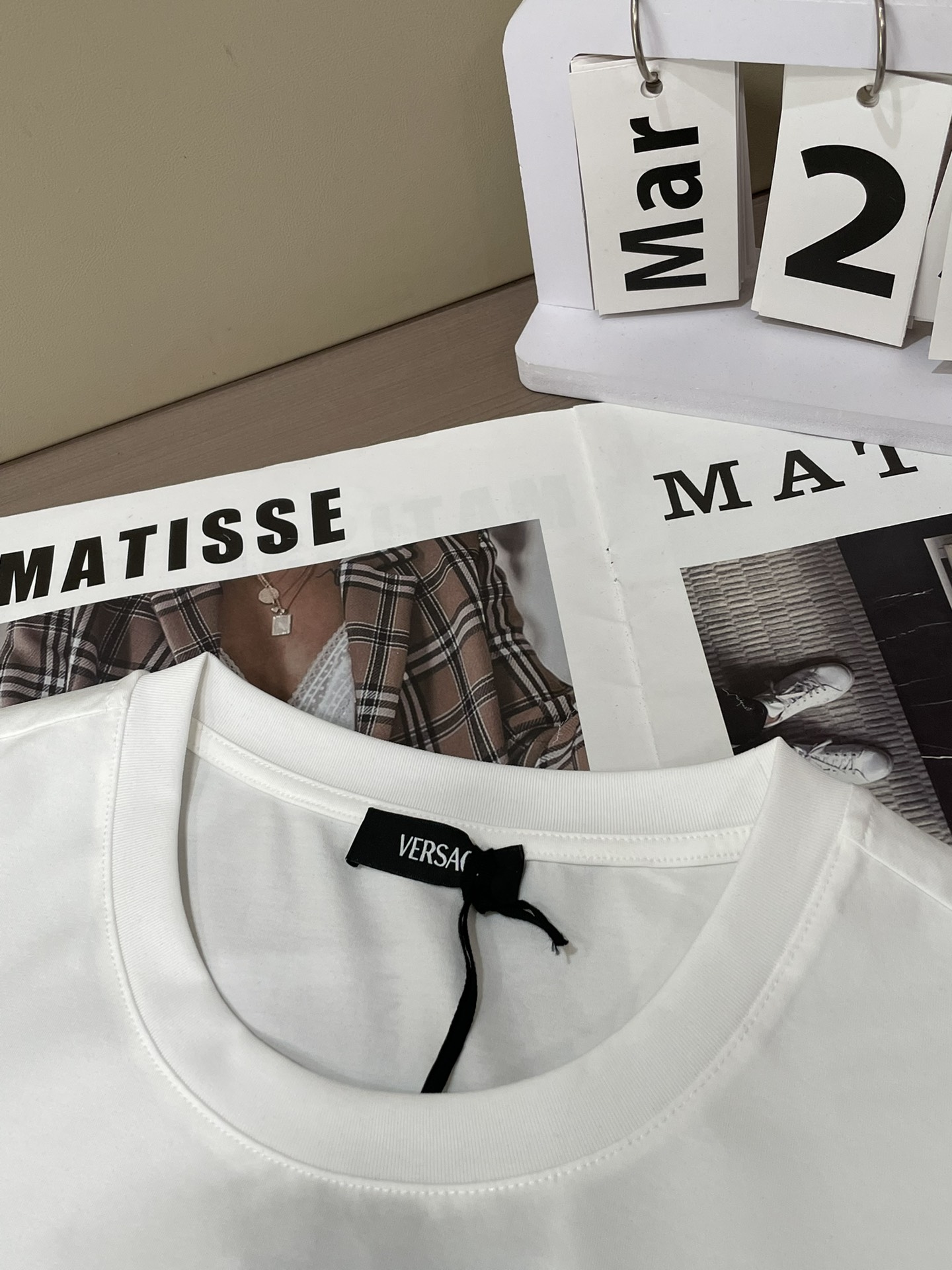 Versace 2026春夏新品Hall of Heroes Crest印花短袖T恤；此款修身版型短袖T