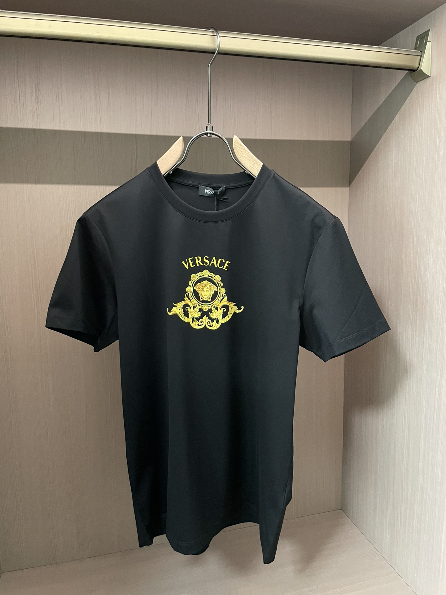 Versace 2026春夏新品Hall of Heroes Crest印花短袖T恤；此款修身版型短袖T