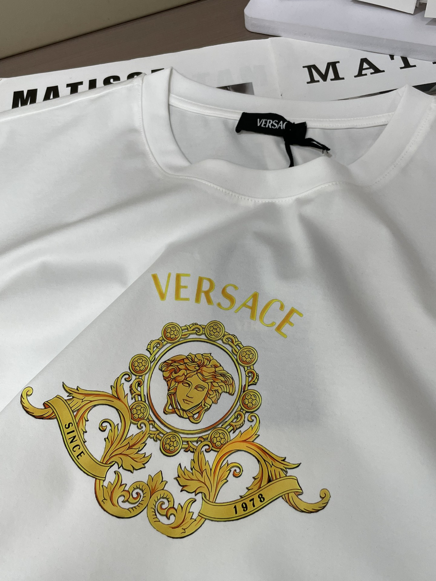 Versace 2026春夏新品Hall of Heroes Crest印花短袖T恤；此款修身版型短袖T