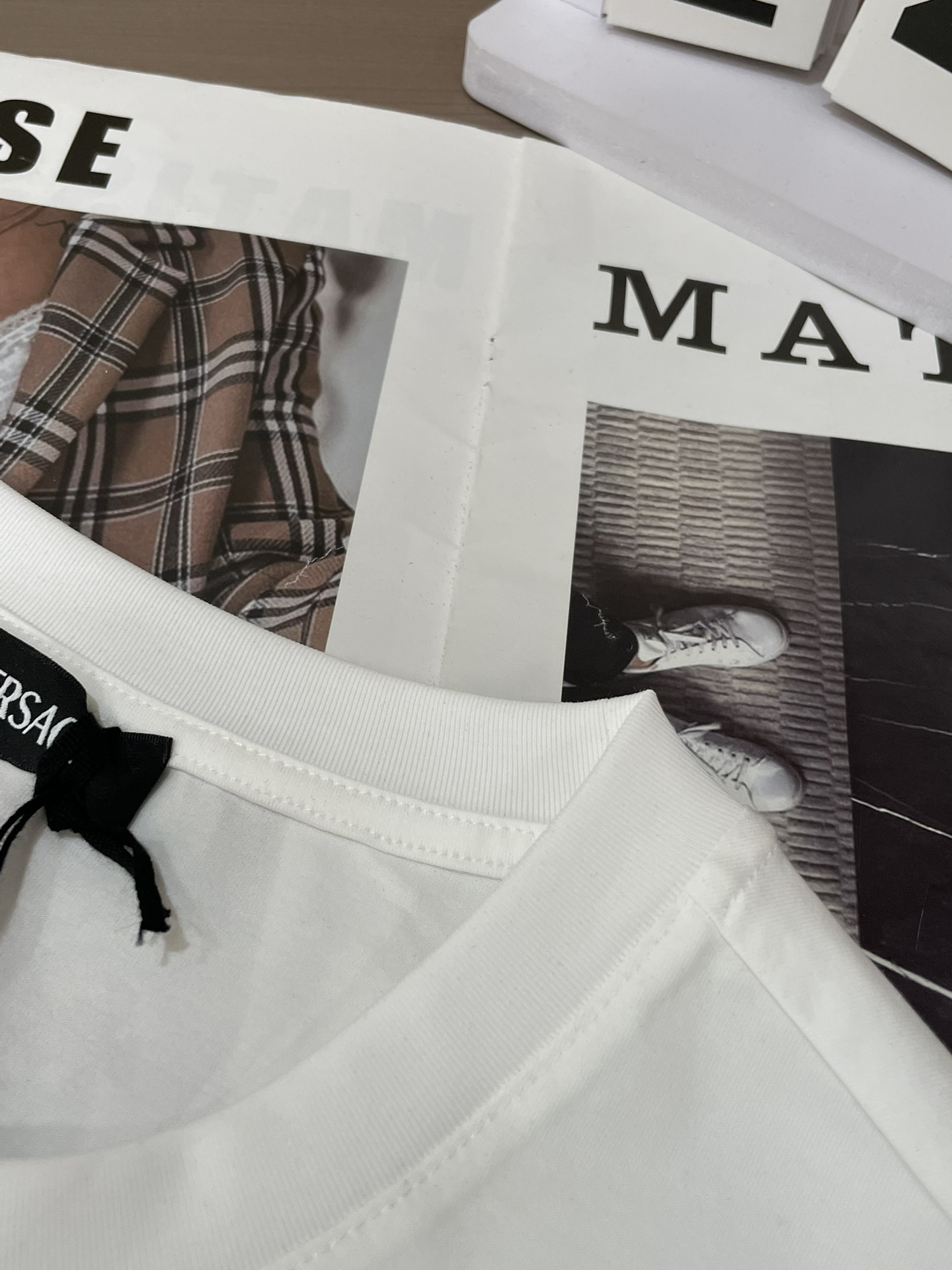 Versace 2026春夏新品Hall of Heroes Crest印花短袖T恤；此款修身版型短袖T