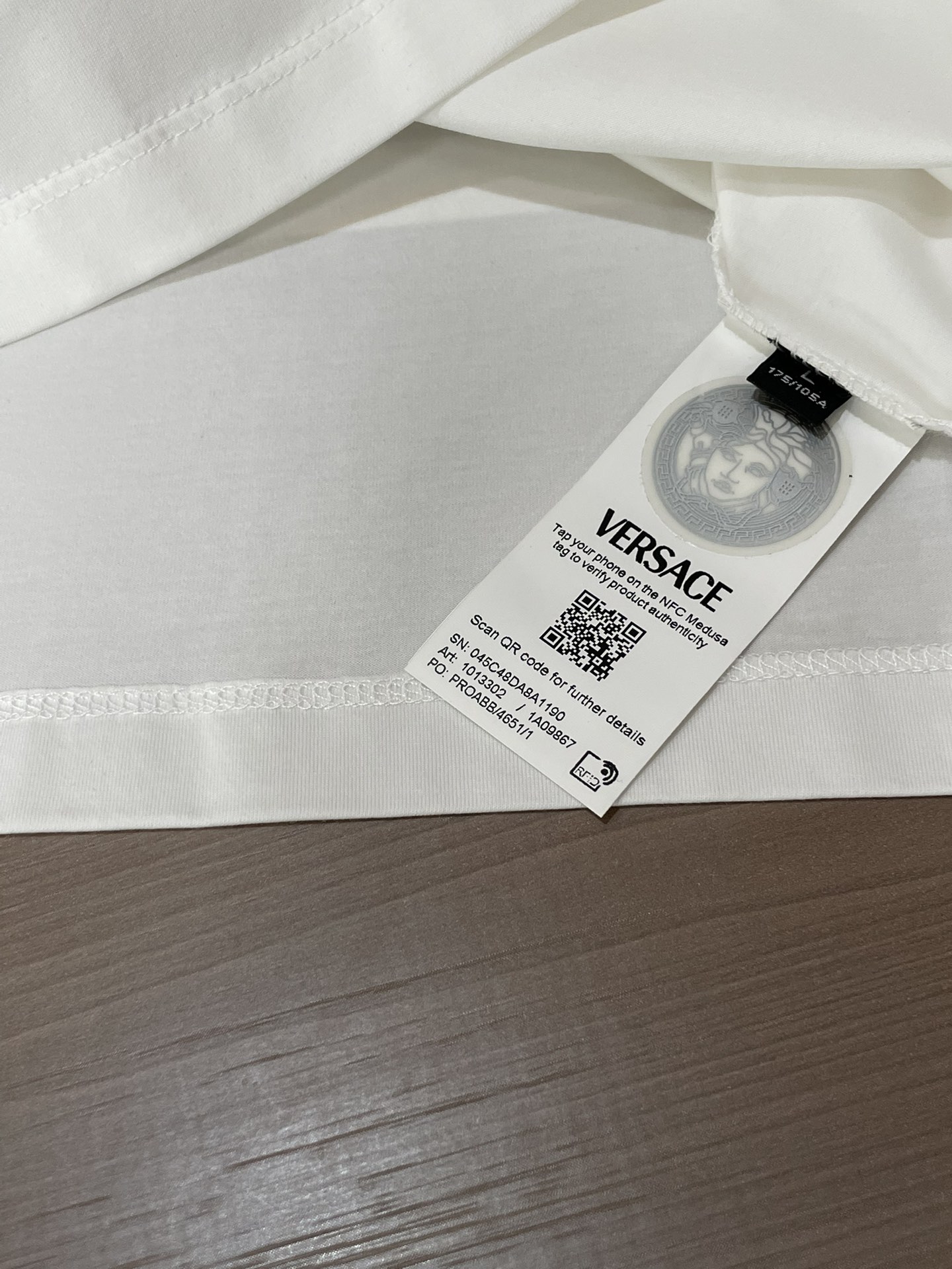 Versace 2026春夏新品Hall of Heroes Crest印花短袖T恤；此款修身版型短袖T