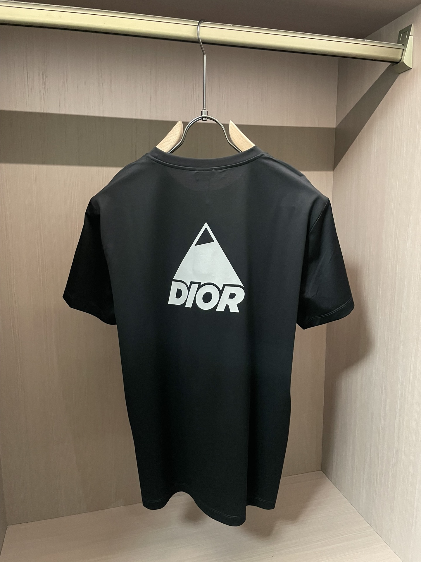 Dior 2026 春夏新品反光英文图案短袖T恤；这款白色短袖T恤，采用高品质100支双股丝光长绒棉面料