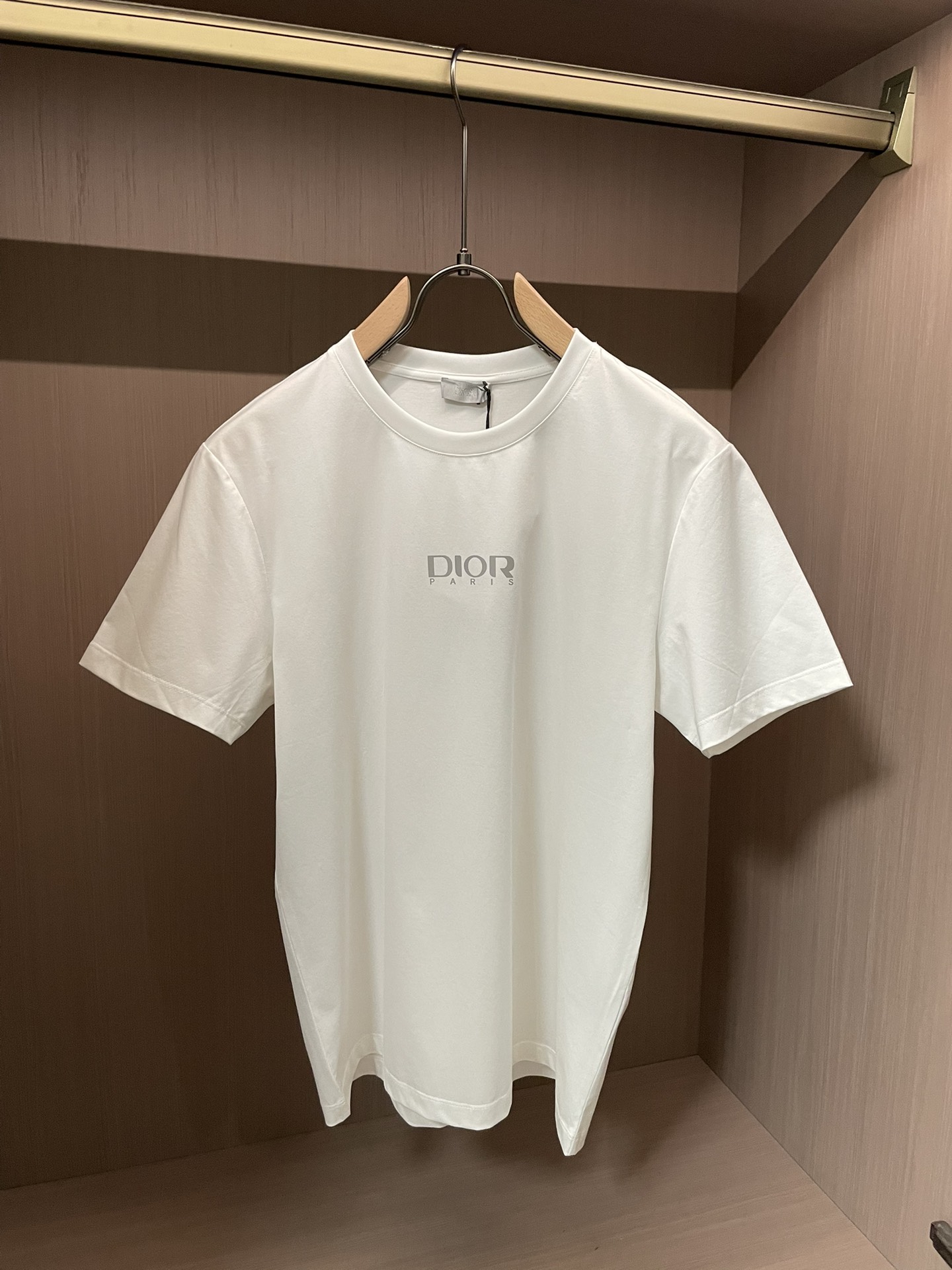 Dior 2026 春夏新品反光英文图案短袖T恤；这款白色短袖T恤，采用高品质100支双股丝光长绒棉面料