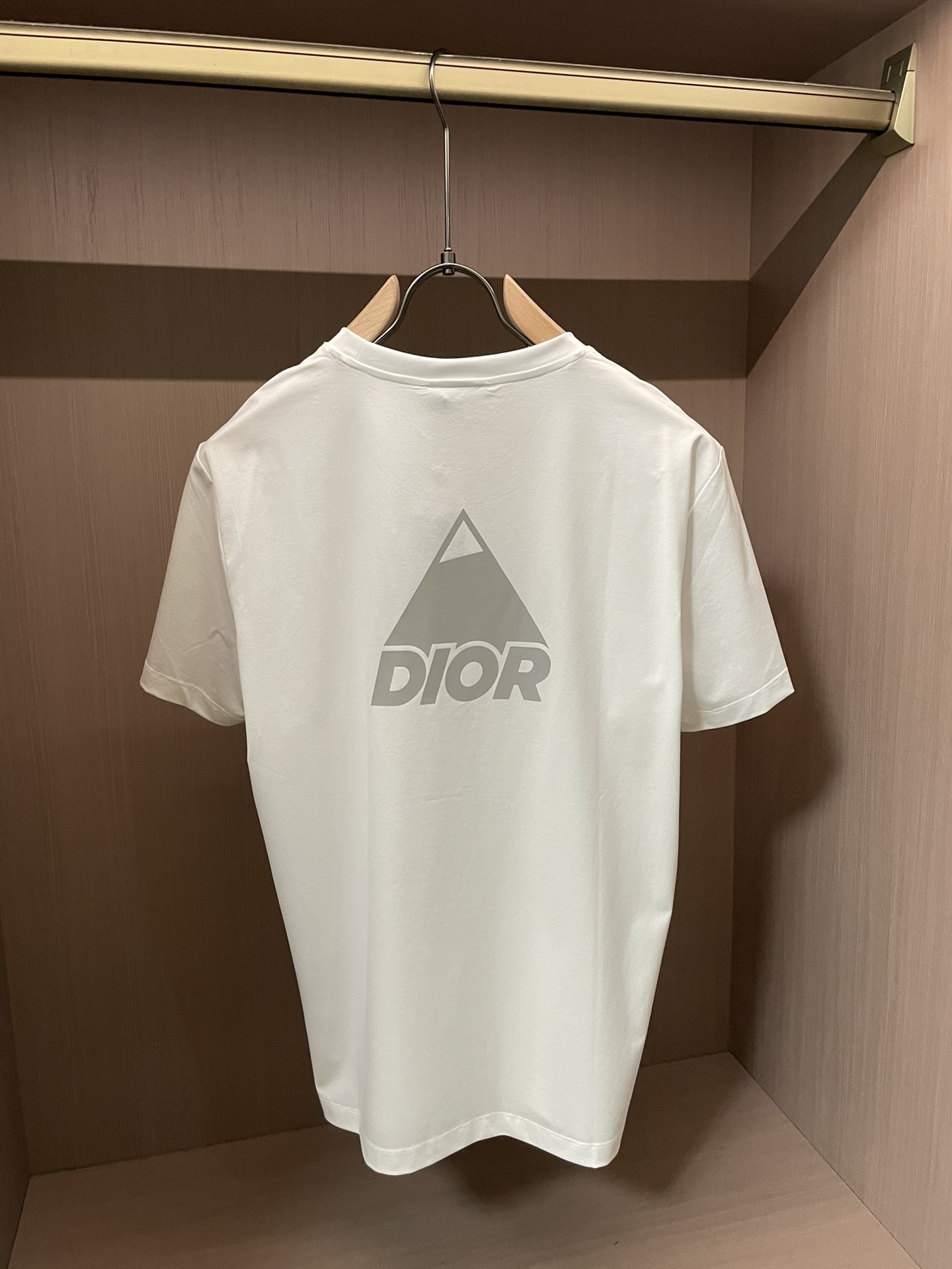 Dior 2026 春夏新品反光英文图案短袖T恤；这款白色短袖T恤，采用高品质100支双股丝光长绒棉面料