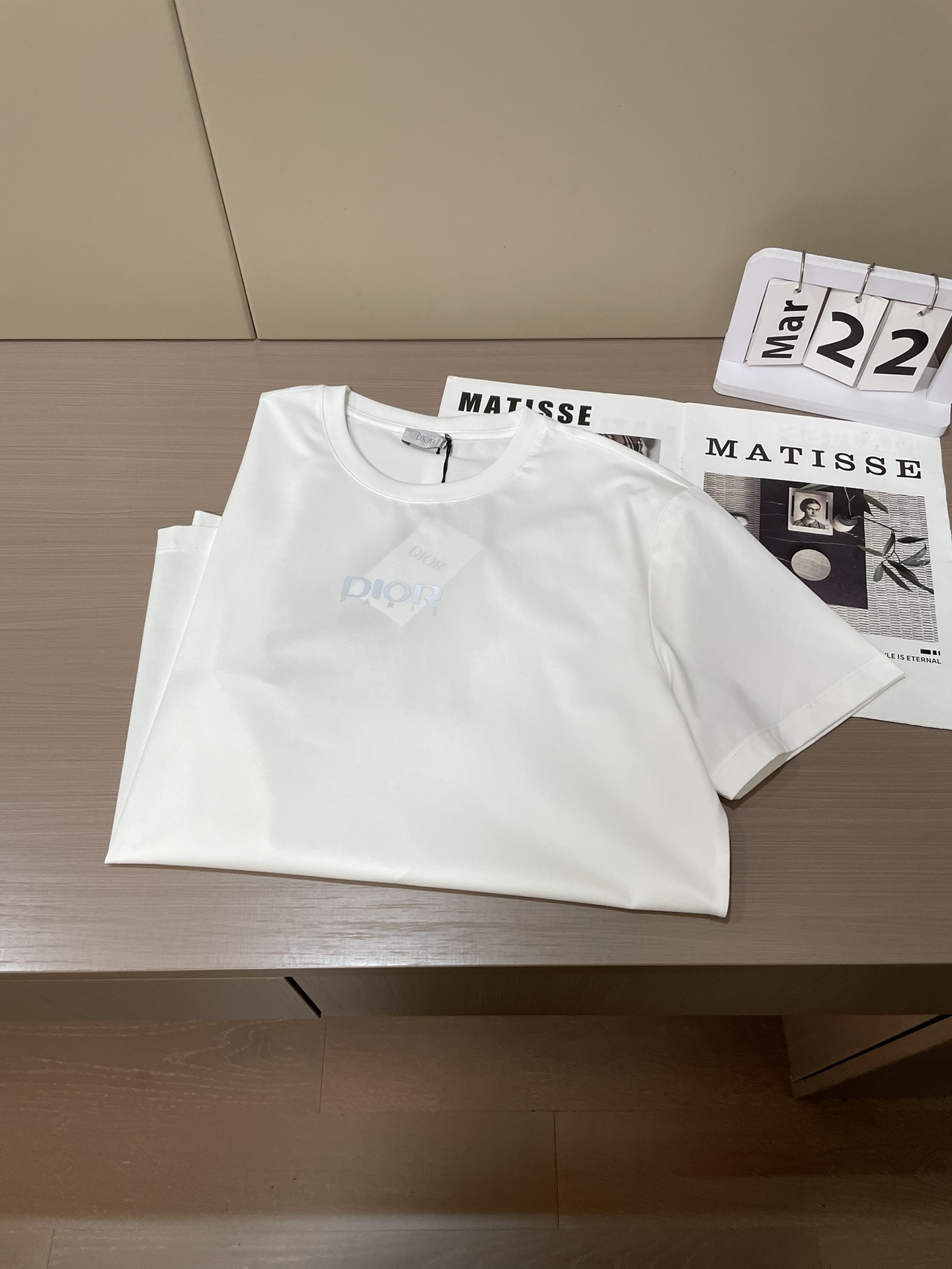 Dior 2026 春夏新品反光英文图案短袖T恤；这款白色短袖T恤，采用高品质100支双股丝光长绒棉面料