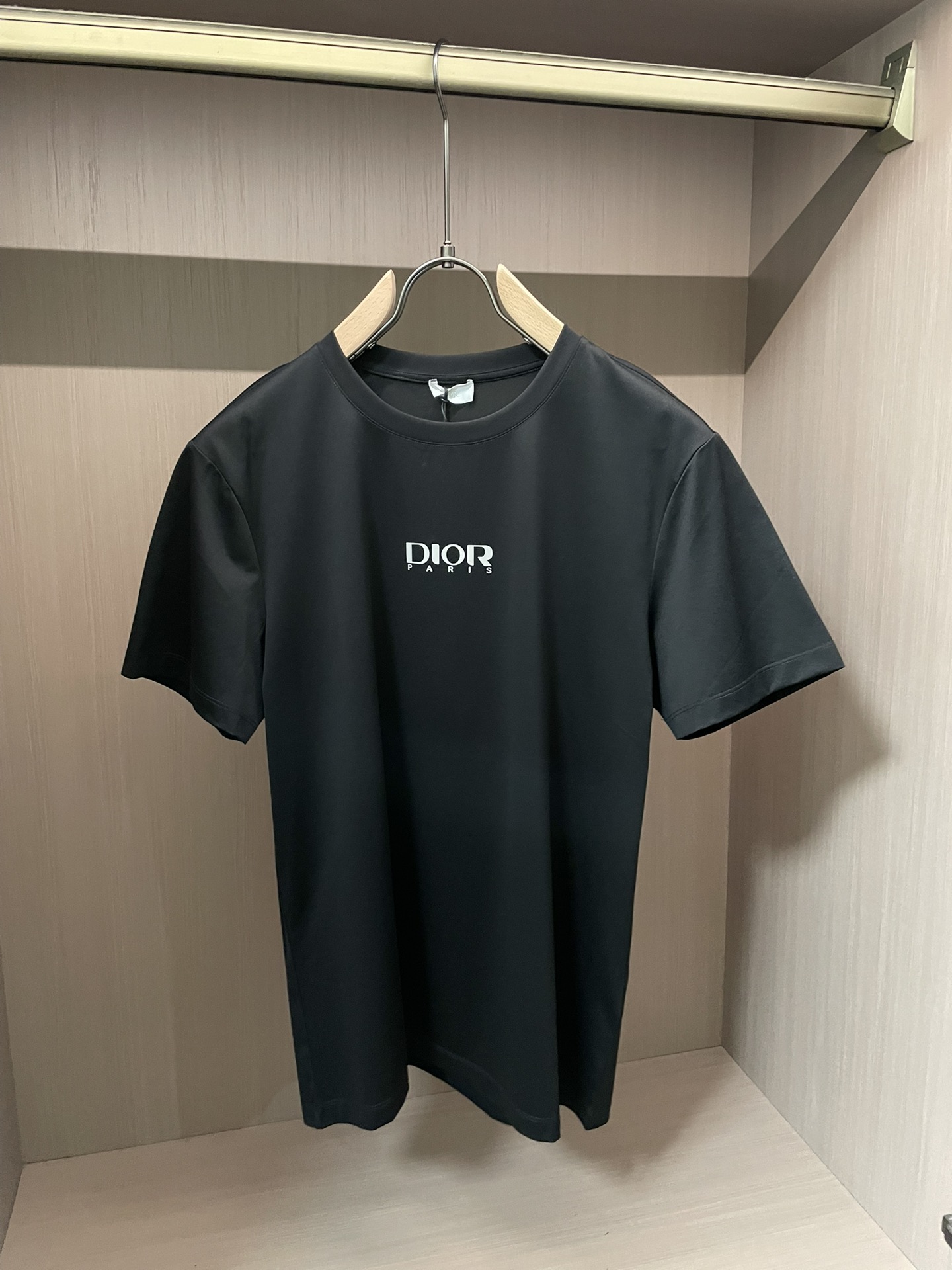 Dior 2026 春夏新品反光英文图案短袖T恤；这款白色短袖T恤，采用高品质100支双股丝光长绒棉面料