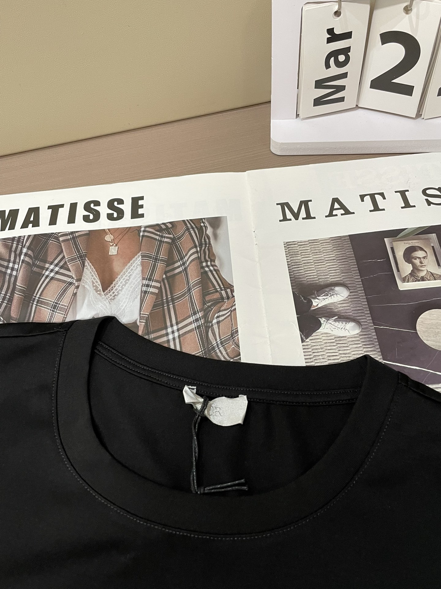 Dior 2026 春夏新品反光英文图案短袖T恤；这款白色短袖T恤，采用高品质100支双股丝光长绒棉面料